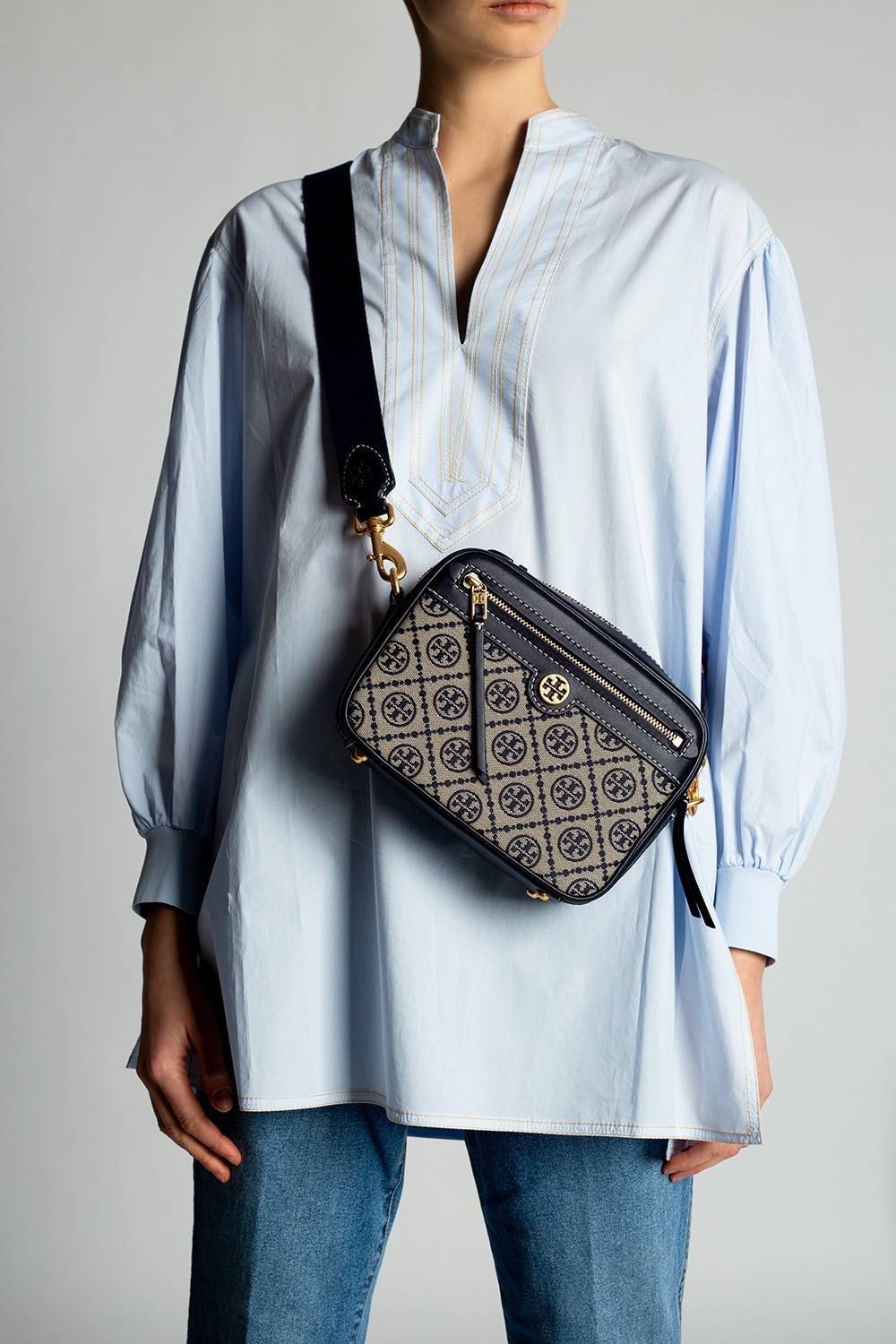 TORY BURCH T MONOGRAM JACQUARD CAMERA BAG กระเป๋าสะพาย Crossbody วัสดุหนังวัวแท้ การออกแบบเรียบง่าย ยังคงความหรูหราเอาไว้ โดดเด่นด้วยลวดลาย T Monogram มาพร้อมสายสะพายยาวแบบสปอร์ต ถอดออกได้ สายปรับระดับได้ ตอบสนองการใช้งานได้ดี มีหูหิ้วด้านบนสามารถใช้งานได