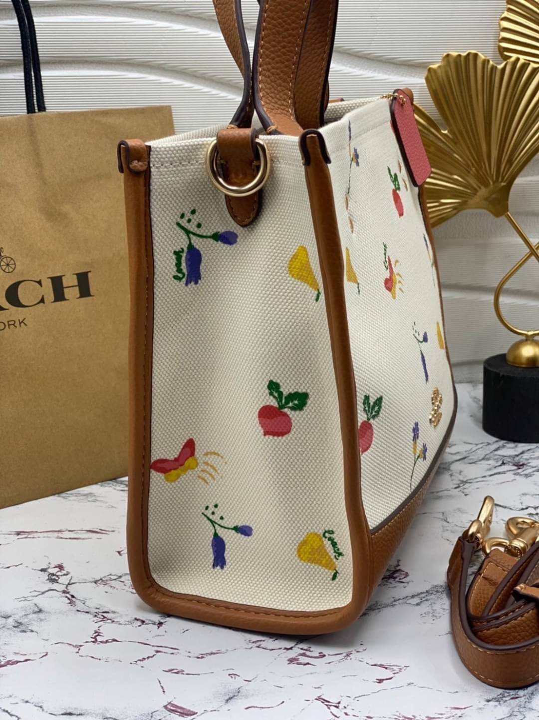 COACH DEMPSEY TOTE 22 WITH DREAMY VEGGIE PRINT (COACH C8253) พร้อมส่งที่ไทย