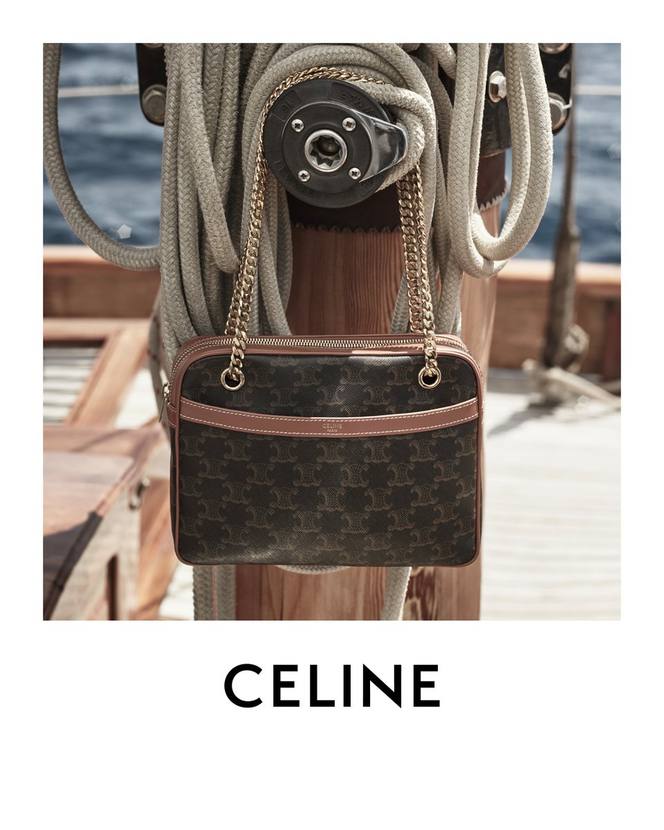 VIP GIFT 】หนังแท้ CELINE SMALL PATAPANS IN TRIOMPHE CANVAS AND CALFSKIN ดีไซน์สวยหรูฮิตสุดในเกาหลี! หนังสวยอยู่ทรง เปิดปิดด้วยซิปแบรนด์สีทอง ภายในโล่งกว้างและจุสามารถใส่มือถือ กระเป๋าสตางค์ ของใช้ได้เยอะ สายสะพายโซ่อะไหล่ทองหรูเลื่อนได้จะใช้สายคู่สะพายไหบ