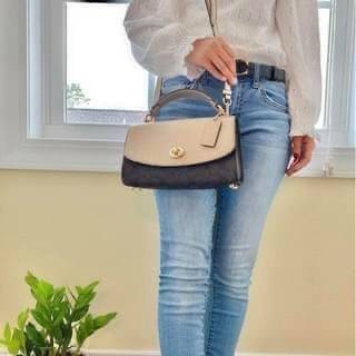 COACH TILLY SATCHEL 23 ((C1802//C1439/C1435)) พร้อมส่งที่ไทยทันทีค่ะ! กระเป๋าสะพายครอสบอดี้ร์หรือหิ้วก็เก๋ไปอีกค่ะ หนังแท้สวยงาม เปิดปิดกระเป๋าแบบหมุนล็อค ภายในมี2ช่องหลัก ใส่กระเป๋าเงินใบกลางได้;มือถือได้ทุกรุ่น;ของจำเป็นสาวๆได้ครบค่ะ;มีช่องซิปกลางและช่อ