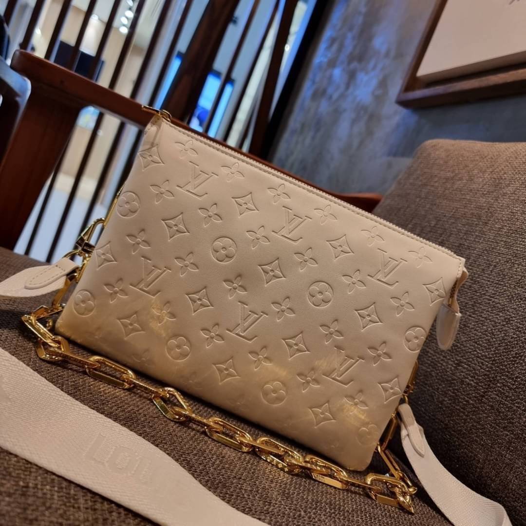 LV HANDLE POUCH MONOGRAM / LV Coussin กระเป๋าสะพายกึ่งคลัชท์ สุดล้ำ มาแรงมาก ด้วยความสวยปังตั้งแต่แรกเห็น วัสดุหนังแกะปั๊มลายสวยคม มาพร้อมสาย 2 เส้น เลิศๆ มีสายโซ่ที่มีดีเทลละเอียดไม่ซ้ำ และสายสปอร์ตครอสบอดี้ ที่จะคล้องไว้ทั้งสองเส้นก็ดีงาม หรือสลับใช้ตาม