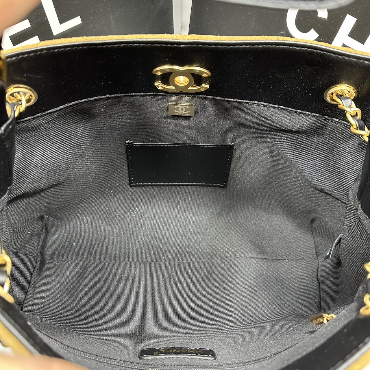 ORI หนังแท้ | CHANEL Shopping Bag 25A Suede Bag กระเป๋าช้อปปิ้งทรงโท้ทหนังกลับสีทูโทน ในคอล Métiers Dart 2024/25 ดีไซน์ใหม่หนังกำมะหยี่โทนน้ำตาล ใช้งานง่าย