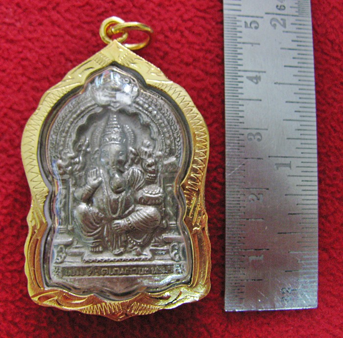 สินค้าหมดค่ะ เหรียญเสมาพระพิฆเนศปางวิชัยคเณศ(ปางแห่งชัยชนะ)หลังท้าวมหาพรหมเนื้อเงินเลี่ยมทองไมครอนพร้อมใบคาถาค่ะ