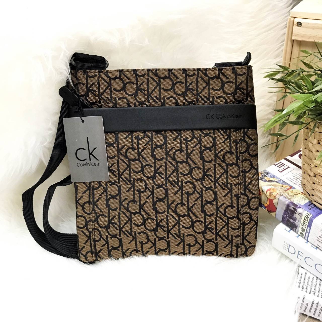 CALVIN KLEIN JEANS CROSSBODY BAG กระเป๋าสะพายรุ่น Limited Edition จาก Calvin Klein Jeans วัสดุ Canvas + Polyester 100% คุณภาพดี เนื้อหนา ลาย Ck ด้านหน้ามีโลโก้ Calvin Klein พร้อมช่องซิป 1 ช่อง เปิดปิด ด้วยซิปสะดวกใช้ ภายในมีโลโก้ เเละช่องซิป ขนาดกำลังดี ใ