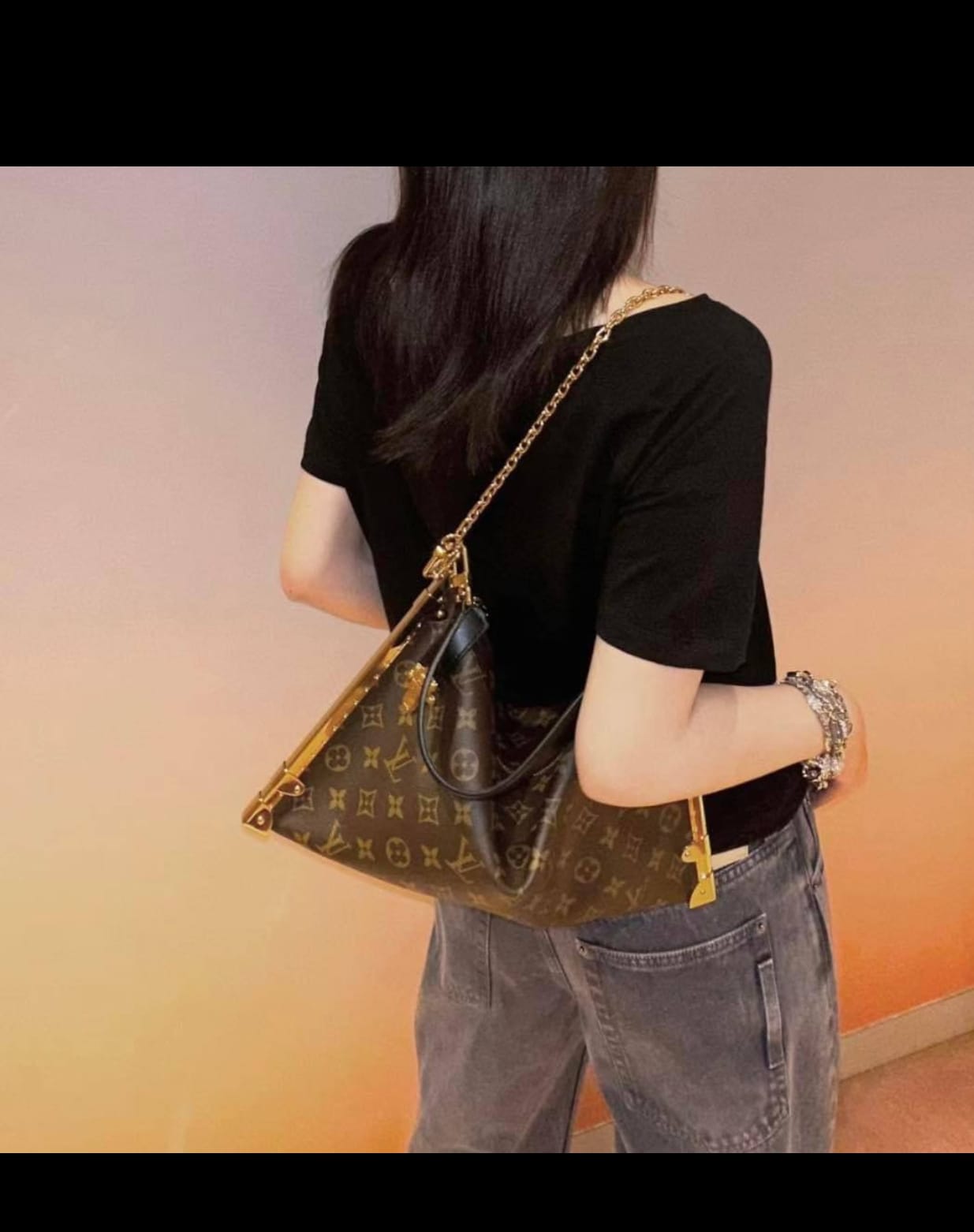 LV Lucky Trunk Bag Monogram Canvas กระเป๋าสะพายรุ่นใหม่ ไอเท็มยอดนิยมจากรันเวย์แฟชั่นโชว์คอลเลคชั่นประจำฤดูกาล Fall-Winter 2024 มอบกลิ่นอายสไตล์ Slouchy สะดุดตา
