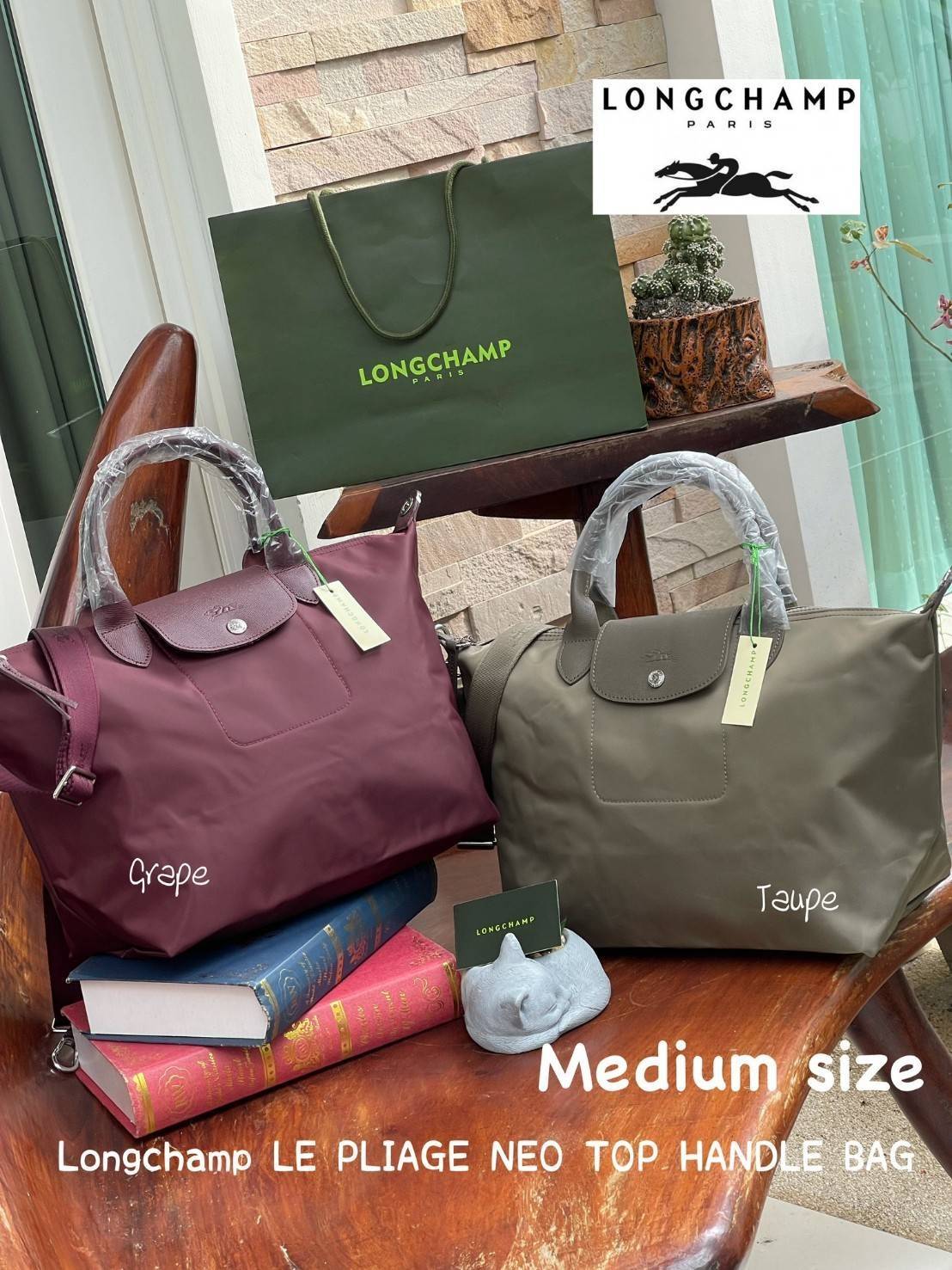 Longchamp LE PLIAGE NÉO TOP HANDLE BAG อีกหนึ่งรุ่นยอดนิยม ที่สาวๆ ต้องมีไว้เก็บไว้สักใบ กระเป๋าโท้ทใบนี้ มาพร้อมกับสีที่มีสไตล์เรียบง่าย มีสายสะพายยาวปรับสั้นยาวได้ช่วยให้คุณสามารถสะพายไหล่ได้อย่างสบาย ในตัวสายปักโลโก้อันเป็นสัญลักษณ์ ในขณะที่ที่ปิดแบบซิ