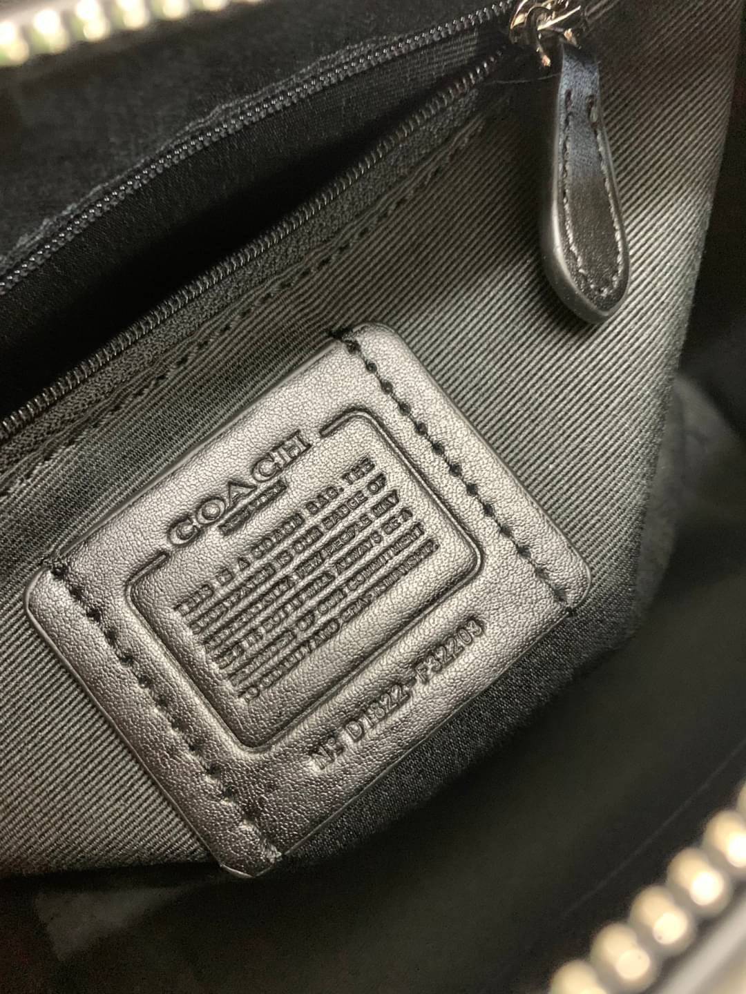 COACH NENNETT SATCHEL BAG((32203)) พร้อมส่งอีกครั้ง ห้ามพลาด! กระเป๋าทรงหมอน ทรงที่สาวๆต้องมีติดตัวไว้สักใบ! หนังแท้นิ่มสวยงาม เปิดปิดกระเป๋าแบบซิป ภายในกว้างสามารถใส่กระเป๋าเงินใบยาวได้ หรือของจำเป็นในชีวิตประจำวันของสาวๆได้หลากหลายเลยค่ะ มีช่องซิปและช่อ