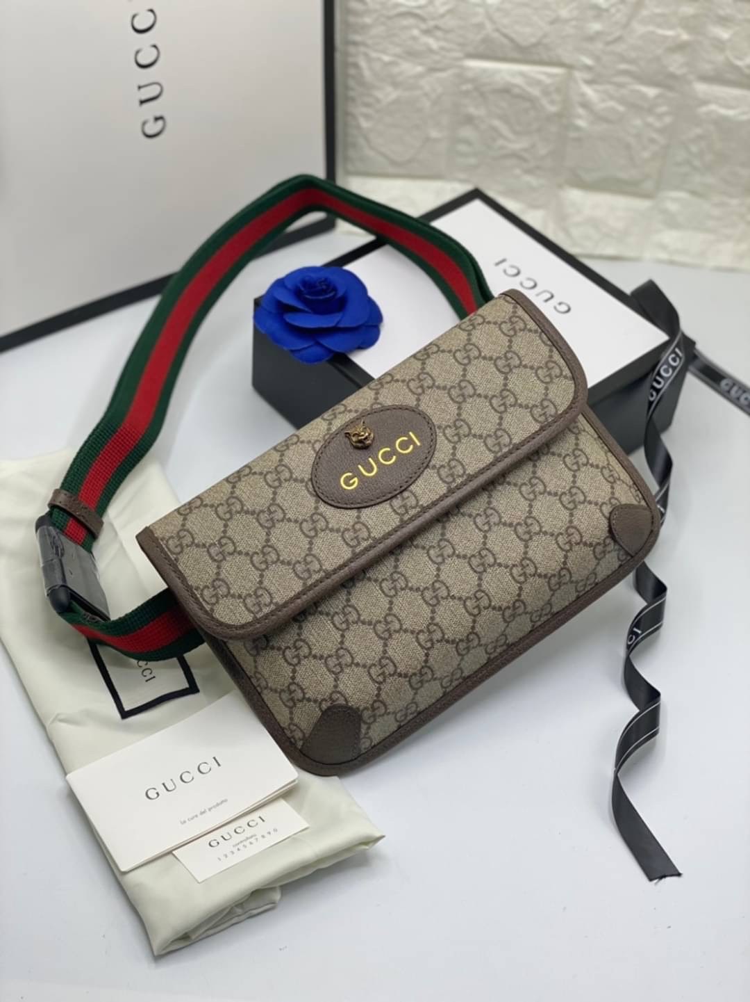VIP 】หนังแท้ Gucci GG belt bag อีกหนึ่งกระเป๋าคาดอก ที่เป็น unisex และหายากไปอีก ดีไซน์ย้อนยุคยอดฮิต ขนาดกะทัดรัดพกสะดวก วัสดุหนังแคนวาส ทนทาน ภายในเป็นช่องโล่ง ใส่โทรศัพท์ได้ ของจุกๆสำคัญๆได้ สายสะพายปรับได้ตามตัว ใบจริงเห็นแล้วหลงรัก คุ้มค่าที่สุด จัดเล
