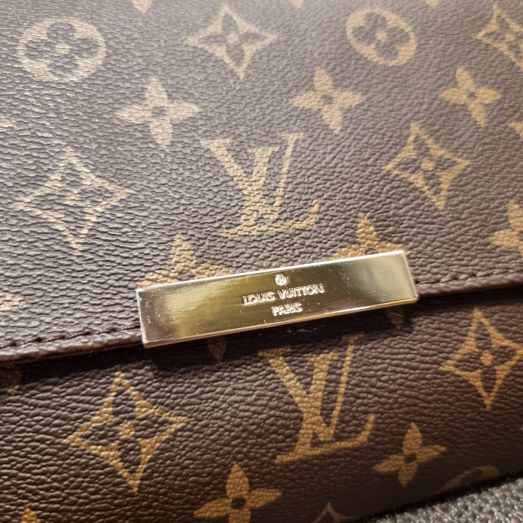 LV CROSSBODY CHAIN BAG rare item!! วัสดุหนังแคนวาส คมชัด หรู เปิด-ปิดกระเป๋าด้วยแถบแม่เหล็ก ภายในเป็นช่องโล่ง ใส่ของใช้สำคัญได้สบายๆ มือถือ พาวเวอร์แบงค์ เครื่องสำอางค์ ของจุกจิกได้หมดจ้า มาพร้อมสายสะพายโซ่ และสายสะพาย crossbody ถอดออกได้ พร้อมเสิร์ฟความส