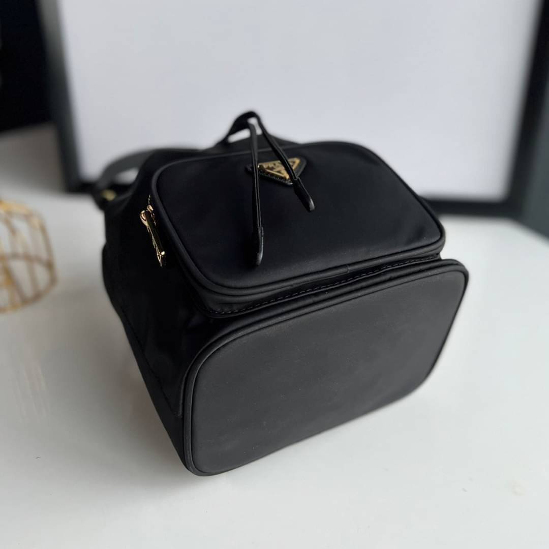 Prada Duet Re-Nylon Bucket shoulder bag / Prada Nylon bucket bag Pastel เกรดใช้สลับใบจริง ออริจินอล ใช้งานต่างประเทศได้ น้องสาวสุดสวยมาให้จับจองอีกหนึ่ง สีพาสเทลน่ารักละมุนมากๆ ค่ะ กระเป๋าสะพายข้าง ทรงขนมจีบ ไซส์มินิ ขนาดน่ารักน่าใช้มาก วัสดุขอบหนังแท้ แล