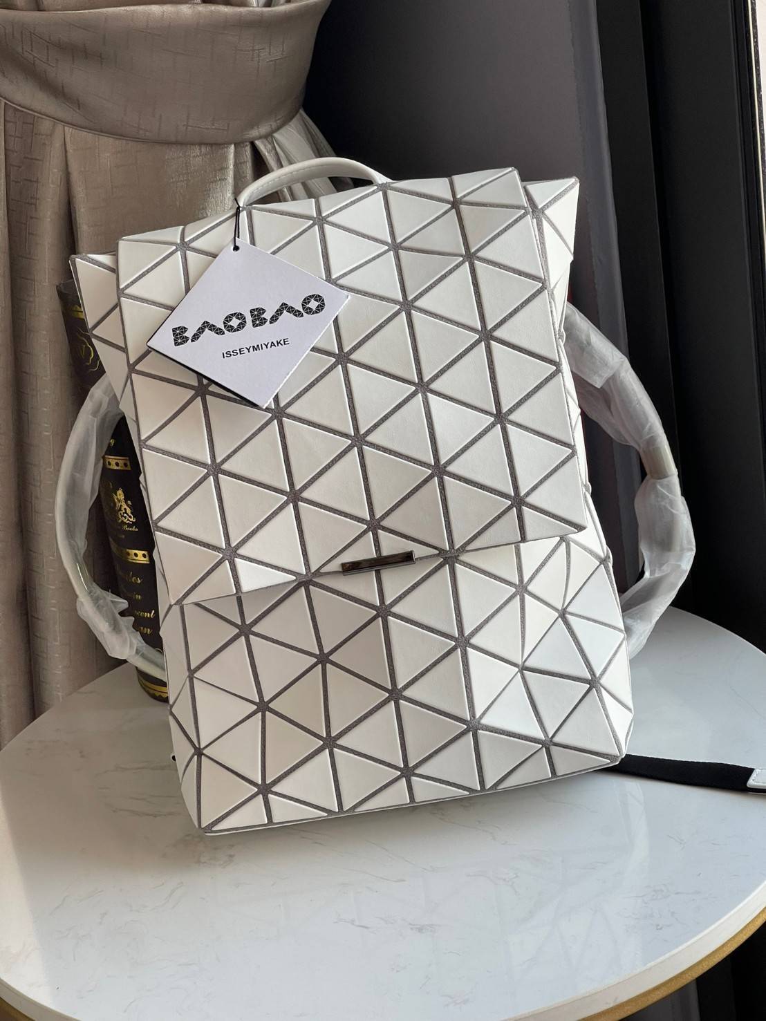 BAO BAO ISSEY MIYAKE Flap Backpacks กระเป๋าสะพายหลังรูปแบบใหม่จะเปิดตัว โดดเด่นด้วยฝาพับรูปสี่เหลี่ยมผืนผ้าที่เปิดและปิดได้ง่าย และรูปทรงแบบมินิมอล เป้สะพายหลังใช้งานได้ดีมาก