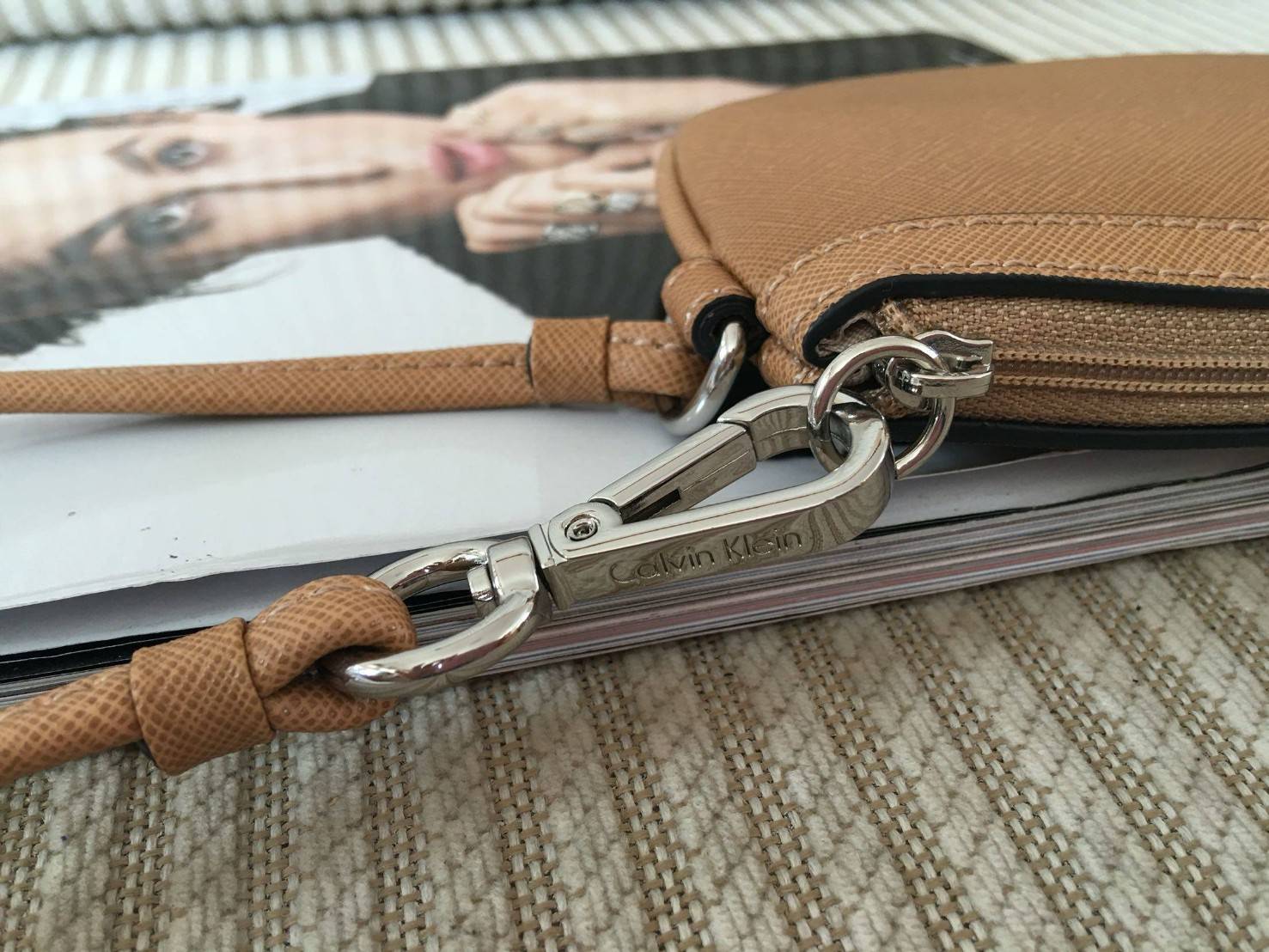 New must have item! กระเป๋าคล้องมือ ทรงน่ารัก จากแบรนด์ calvin klein มีมาให้ช้อปคะ หนัง pvc ทั้งใบอย่างดี มีสายคล้องมือเก๋ ด้านหน้าตกแต่งด้วยโลหะปั้มแบรนด์ เปิดปิดด้วยซิป ด้านในบุด้วยผ้าปั้มแบรนด์ มีช่องใส่บัตรแยก จะใส่ธนบัตรหรือบัตร ก็พกติดตัวในวันสบายๆ