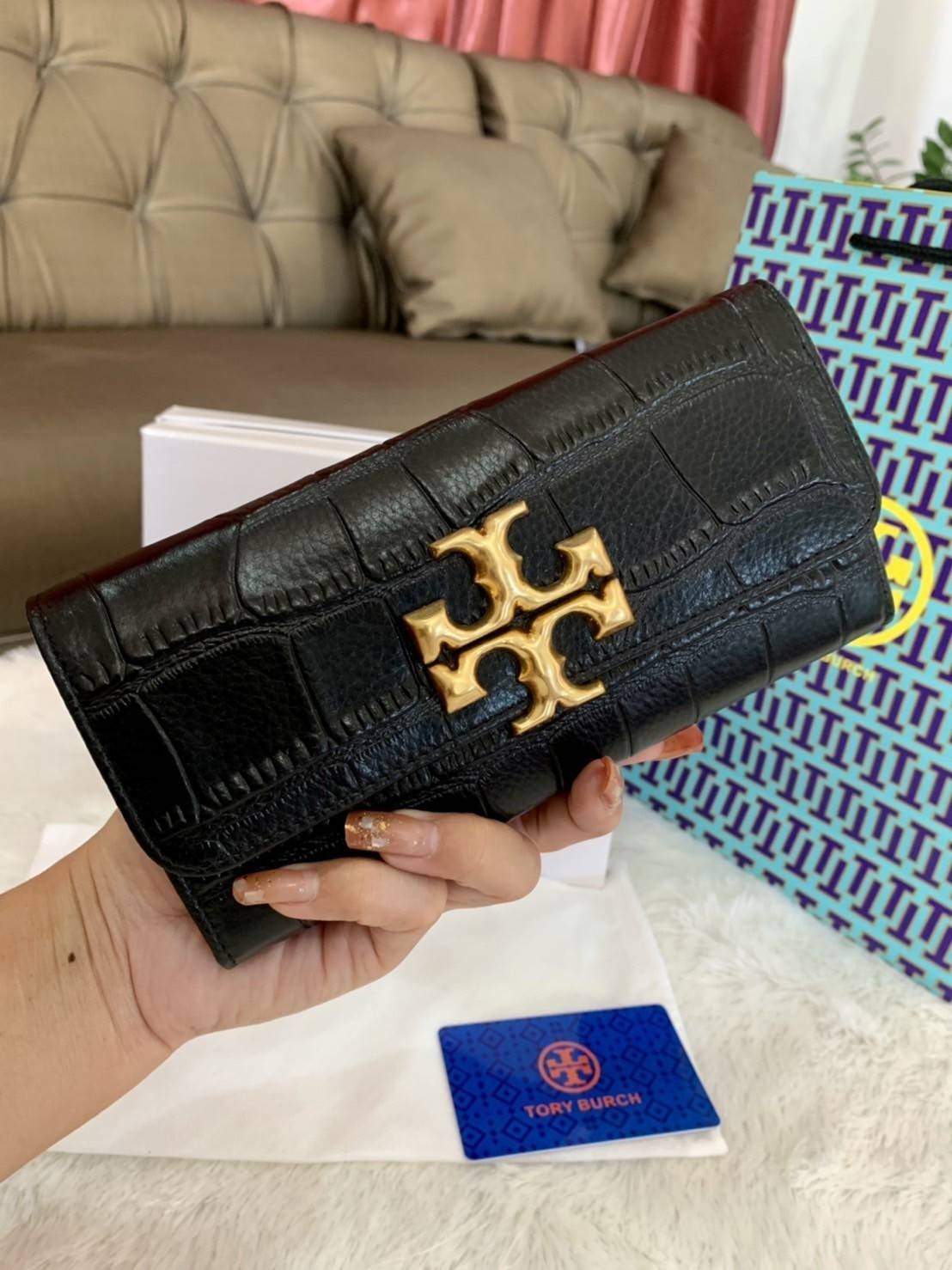 TORY BURCH Croc Long Wallet กระเป๋าสตางค์ใบยาว วัสดุหนังแกะสังเคราะห์ อะไหล่อทองโดดเด่นที่ด้านหน้า หนังเงาขึ้นรูปสวย เปิด-ปิดด้วยกระดุม ด้านในกระเป๋าแบ่งออกเป็นPatation มีช่องชิปยาวตรงกลาง มีช่องสำหรับ 6 ใบ งานสวยพร้อมส่งให้รับทรัพย์กันแล้ววันนี้