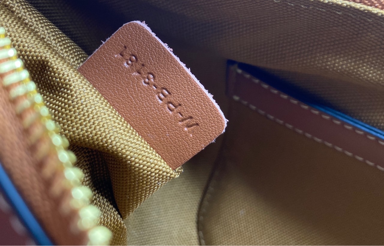 CELINE STRIPED HOBO in TRIOMPHE กระเป๋าสะพายทรงโฮโบ รูปทรงสวยคลาสสิค ใหม่ล่าสุดก่อนใคร ใช้งานได้ง่าย ทุกลุค ทุกสไตล์ งานแคนวาสแท้พิมพ์ลายคมชัด สะพายไหล่แล้วดูหรูหรา