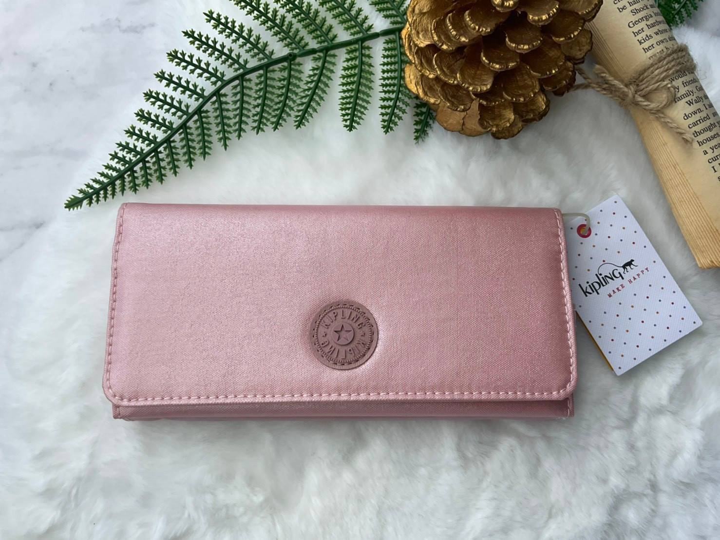 กระเป๋าสตางค์ยาว 3 พับตอน Kipling Brownie long tri-fold wallets กระเป๋าสตางค์ยาวแบบ3พับตอน วัสดุกันน้ำ เปิดปิดด้วยกระดุมแป๊ก มีช่องใส่ธนบัตรหลายช่อง ช่องเสียบการด์ได้ถึง13ช่องลายจุด และใส่รูปภาพได้อีก2ช่อง ช่องซิปใส่เหรียญ ช่องธนบัตร 3 ช่อง ที่จับหัวซิปปั