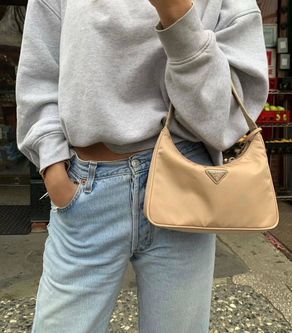 PRADA Nylon Mini Bag รุ่นใหม่แนะนำ!! พร้อมส่งครบ4สี รุ่นขายดีในตำนานค่ะ PRADA NYLON HANDBAGS ขนาดกะทัดรัด **อะไหล่เงิน วัสดุทำจากผ้าNylon อย่างหนา อยู่ทรง กันน้ำได้ หายห่วงคะ ด้านหน้ามีโลโก้แบรนด์ เปิดปิดด้วยซิป มาพร้อมสายผ้า ไม่สามา