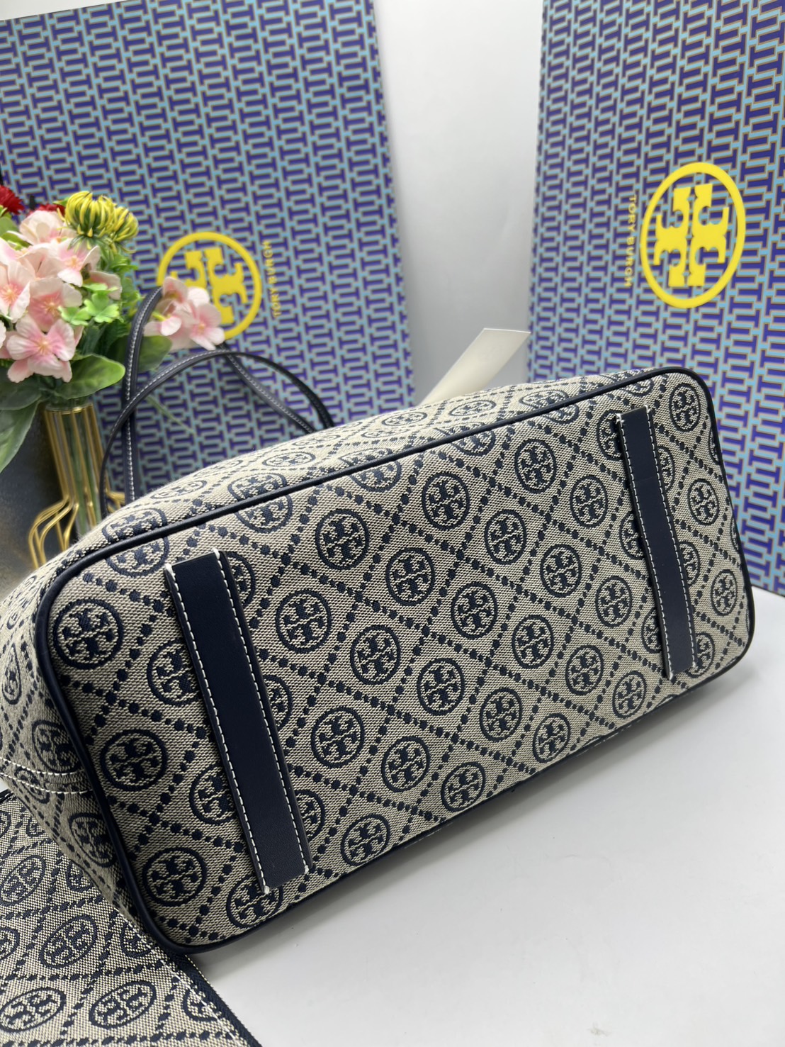 ORI หนังแท้ | Tory Burch T Monogram zip tote bag กระเป๋าทรงโท้ทใบใหญ่ทรงกว้างพร้อมใบเล็กเข้าเซ็ท งานผ้าแจ็คการ์ดตัดขอบหนัง เดอะเบสท์ เซลเลอร์!! ที่สุดของไอเท็มยอดฮิตติดอันดับ ขายดี ขายได้ตลอด ลายโมโนแกรมสุดคลาสสิค สาวๆว่าต้องมีติดบ้านจริงๆน้า