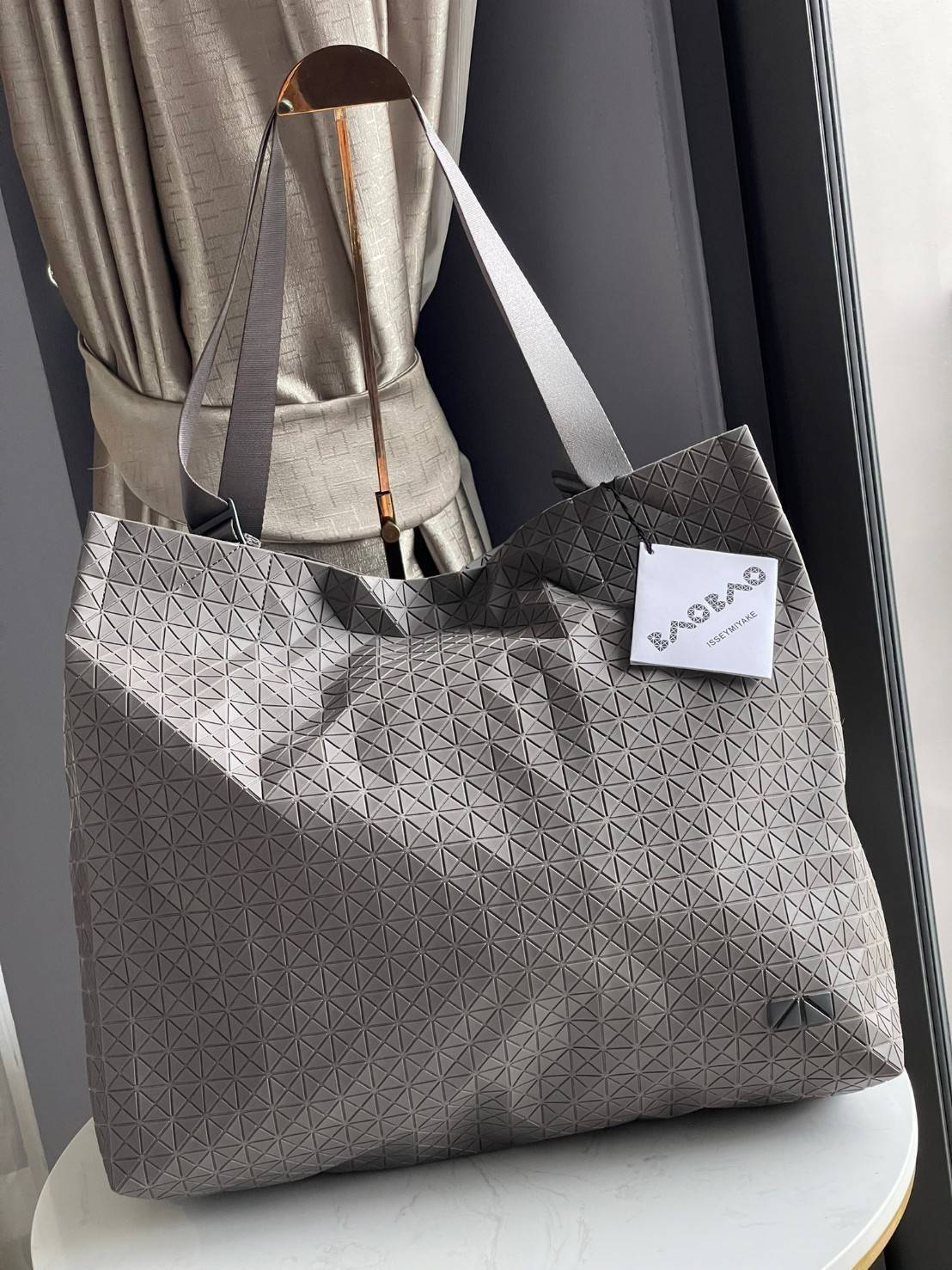 ORI 🥂 Baobao Issey Miyake Cart geometric tote bag / Miyake Cart Tote Bag รูปทรงที่สร้างขึ้นโดยบังเอิญ' เสื้อผ้าที่มีโครงสร้างและได้รับการออกแบบทางวิศวกรรมอันเป็นเอกลักษณ์ของแบรนด์ ส่งต่อไปยังเครื่องประดับที่น่าประทับใจและไร้กาลเวลาเหล่านี้ กร
