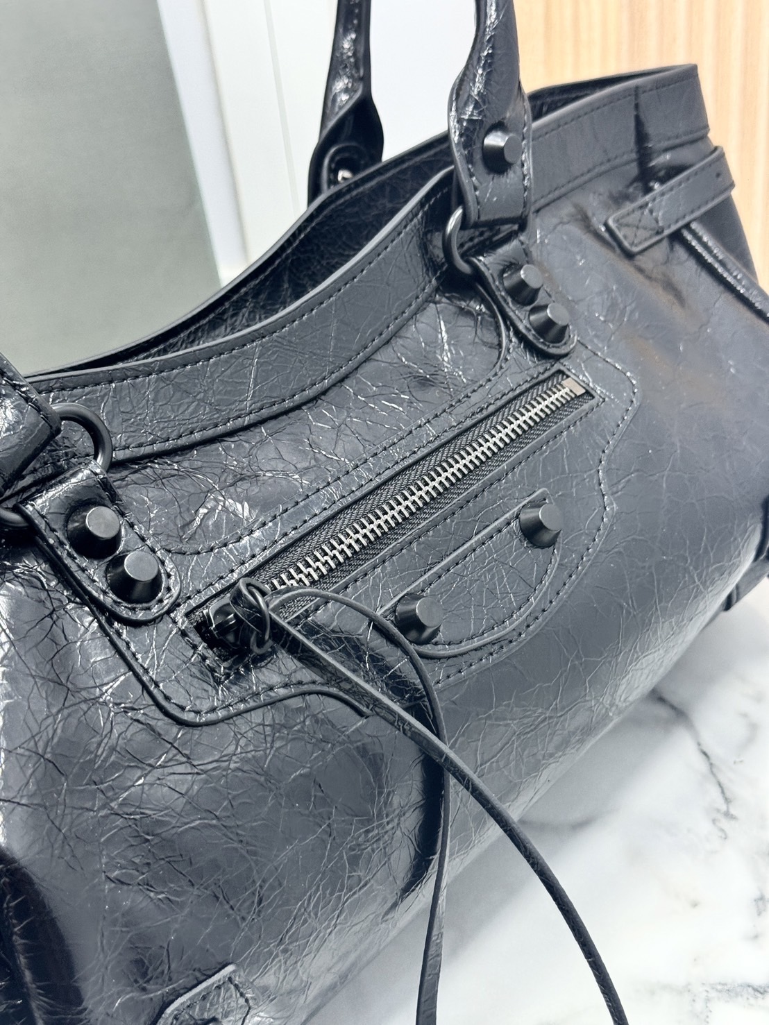 ORI หนังแท้ | Balenciaga Le City Bag East-west Bag 32cm กระเป๋าถือ/สะพายข้างทรงยาวดีไซน์โดดเด่นสวยเท่ล้ำสมัย ที่สุดแห่งความไอคอนิกไม่เหมือนใคร มีกิมมิคและลูกเล่นแพรวพราว