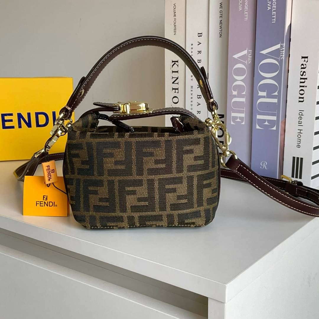 FENDI MINI BAGUETTE BROWN FABRIC BAG วัสดุ CANVAS พิมพ์ลายแบรนด์ *ทรงมินิน่ารัก เปิดปิดด้วยตัวล็อคปั้มลายแบรนด์ พร้อมซิปยาว ภายในมีช่องซิปแยกอีกช่อง สามารถใส่ iphone เงิน ของจุกจิกได้ มาพร้อมสายสะพาย2แบบ ถอดปรับได้ อะไหล่ปั้มแบรนด์สีทอง Rare items เด็ดๆแบ