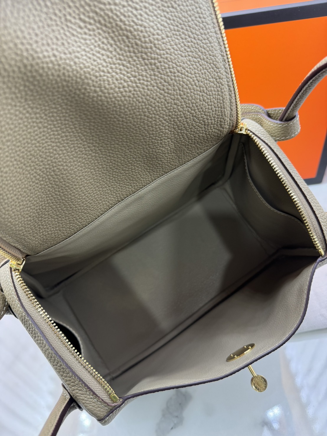 พร้อมส่ง 15 สี HERMES Lindy 26 bag กระเป๋าทรงโท้ทหนังสวยอย่างดี เอกลักษณ์ของความเรียบหรูไฮคลาสอย่างสมบูรณ์แบบ เกรดออริ สลับแท้ งานสวยตามรูป ใช้งานต่างประเทศได้