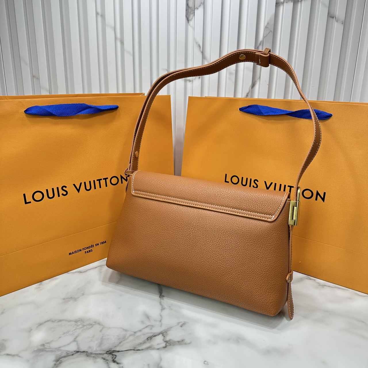 ORI หนังแท้ | LV Low Key Messenger Bag กระเป๋าสะพายทรงแมสเซ็นเจอร์ รูปทรงใหม่ สไตล์เรียบง่ายแต่หรูหรา ตกแต่งด้วยแม่กุญแจสีทองวินเทจ พร้อมใบลูกลายโมโนแกรมเพิ่มฟังชั่นการใช้งาน
