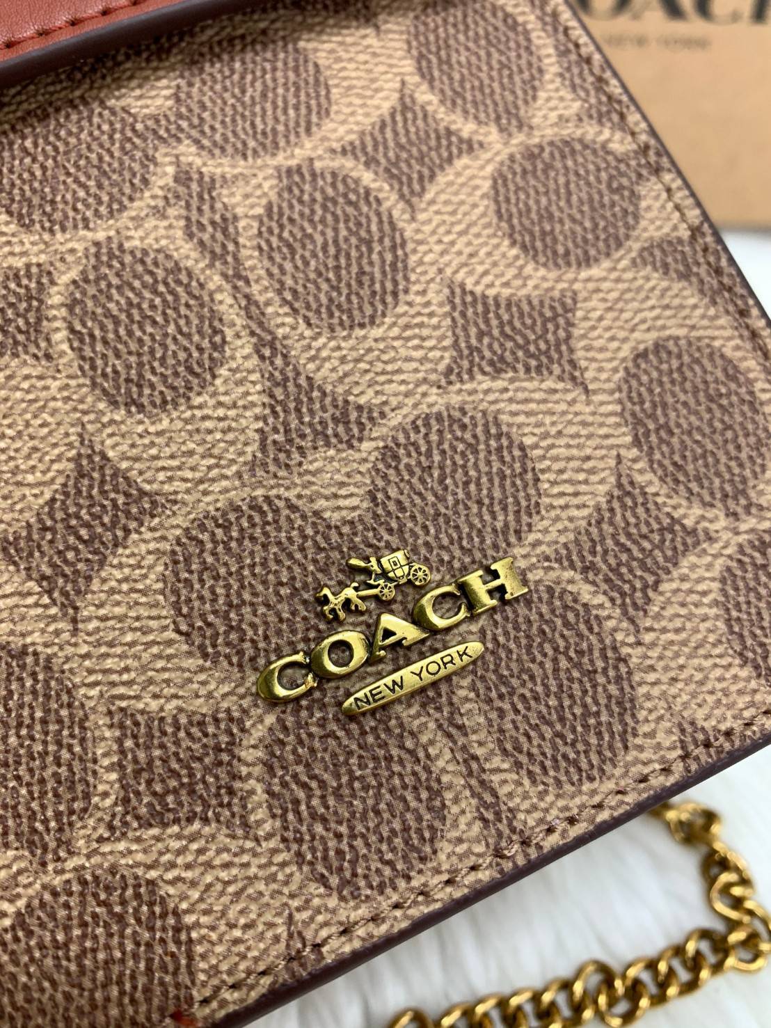 COACH PHONE CASE CROSSBODY BAG ((73486//76988//76357//39955//91046)) COACH NORTH/SOUTH CROSSBODY IN SIGNATURE CANVAS กระเป๋าใส่โทรศัพท์รุ่นนี้ มีความโดดเด่นทั้งดีไซน์และคุณสมบัติในการใช้งาน ด้วยลวดลายที่มีซิกเนเจอร์เป็นเอกลักษณ์แล้ว ด้านหลังยังมีช่องใส่กา