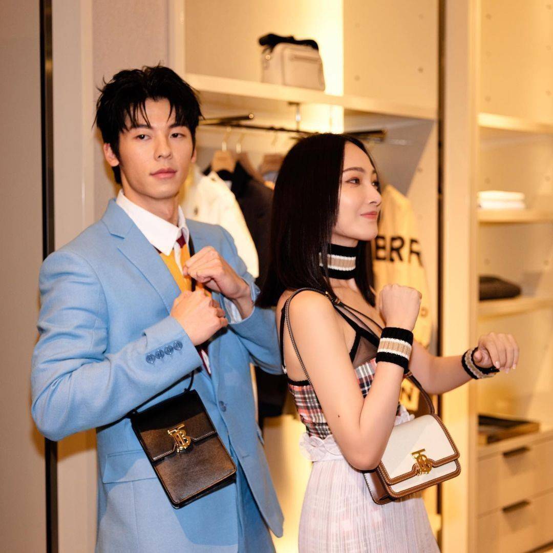 BURBERRY FRAGRANCES CROSSBODY BAG VIP GIFT WITH PURCHASE (GWP) พรีเมี่ยมกิ๊ฟ Limited Edition จากน้ำหอม BURBERRY วัสดุ Canvas & Leather ทรงเหลี่ยมสวยหรูอยู่ทรงมีโลโก้แบรนด์ด้านหน้า เปิดปิดด้วยฝาปิดมีสัญลักษณ์รูปตัวB ภายในมีช่องแบ่งเป็นสัดส่วนสามารถใส่มือถื