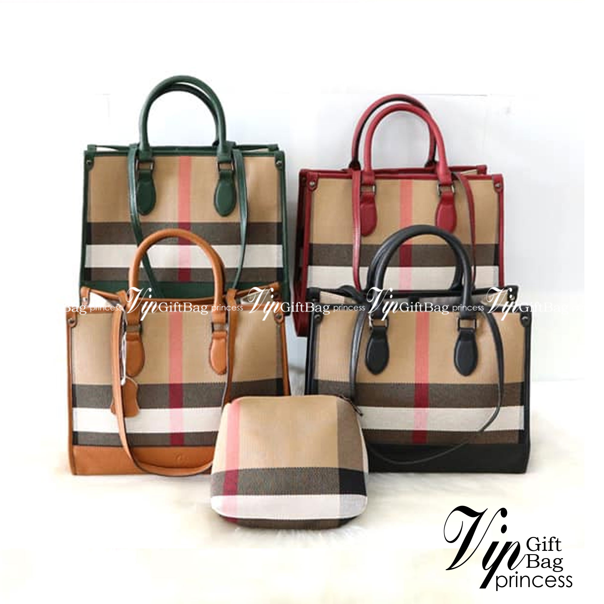 BURBERRY TOTE VINTAGE BAG / Burberry Crossbody Bag กระเป๋าสะพายทรงโท้ทลายวินเทจ สวยคลาสสิก จุของได้เยอะมาก มาพร้อมใบเล็ก รุ่น unisex ใช้ได้ทั้งชาย/หญิง โทนสีใช้งานง่าย หลายโอกาส วัสดุหนังและ Canvas อย่างดี สวยอยู่ทรง ภายในโล่งกว้าง ไอเท็มแนะนำ Must Have! 