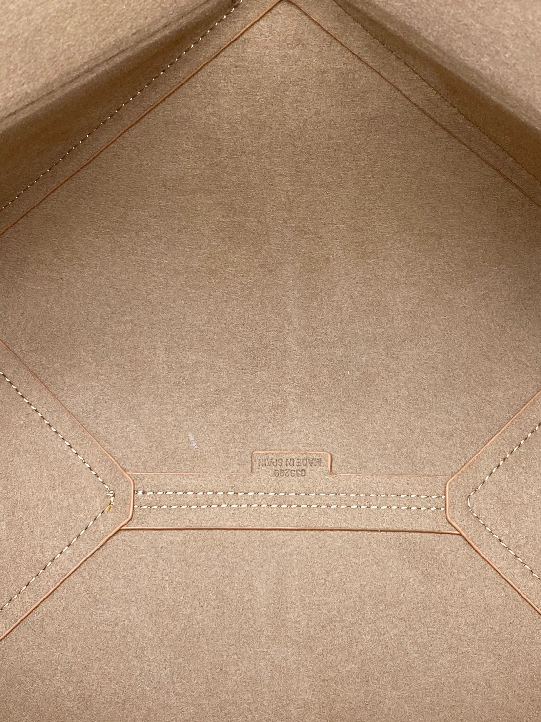 LOEWE Puzzle Fold Tote in shiny calfskin / LOEWE TOTE BAG 27cm พร้อมส่ง กระเป๋าทรงโท้ทใบใหญ่ ใช้งานง่ายเรียบหรู จุของได้เยอะ หนังเรียบสวยอยู่ทรงมาพร้อมสายสะพายยาวถอดได้ พับเก็บได้เป็นเอกลักษณ์