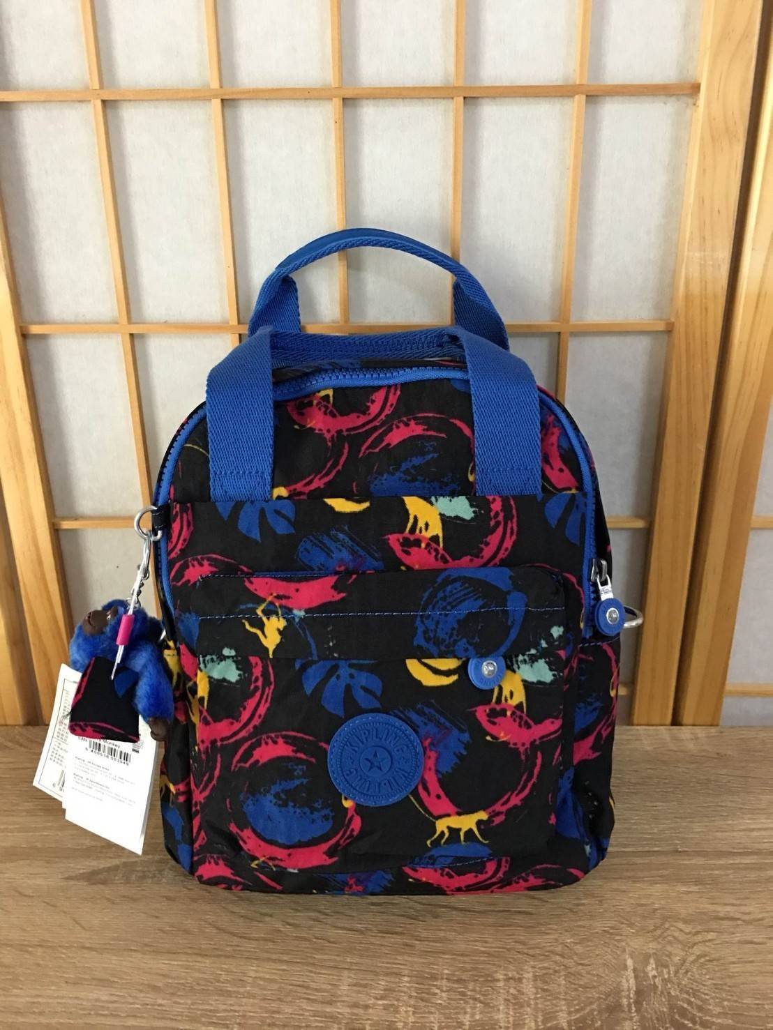 Kipling Mini Backpack K12688 กระเป๋าขนาดมินิ ใช้งานได้ถึง 3 แบบ ปรับเป็นเป้สะพายหลัง สะพายข้าง และมีหูหิ้ว ลวดลายสวยน่ารัก มีช่องเก็บหลายช่องแยกเก็บของจุกจิก ด้านข้างมีช่องโล่งไว้ใส่ขวดน้ำหรือของที่ต้องหยิบใช้บ่อยครั้ง สะพายได้กับสาวทุกลุคเลยค่ะ ไม่ควรพลา