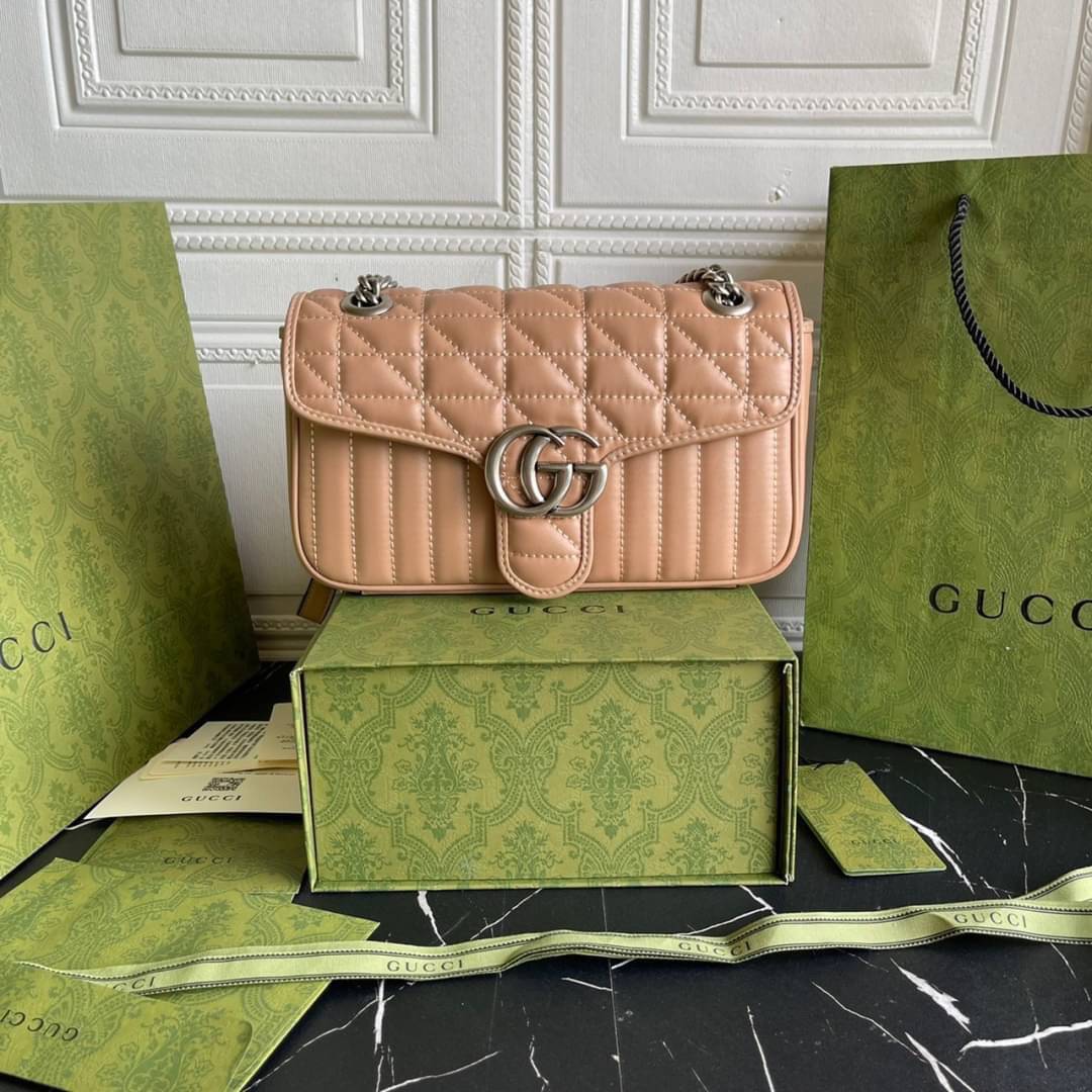 หนังแท้ 26cm GUCCI GG Marmont leather shoulder bag แบบใหม่ล่าสุด ราคานี้หนังแท้คือคุ้มมากเลยค่าสาวๆ ต้องจัดแล้วน้าา ยกระดับความหรูให้กับตัวเองกันหน่อย ด้วยกระเป๋ารุ่นนี้!! ครอสบอดี้ที่ดีไซน์หรู อัพเลเวล ในราคาที่จับต้องได้ พร้อมเสิร์ฟความสวยตรงถึงบ้านแล้ว