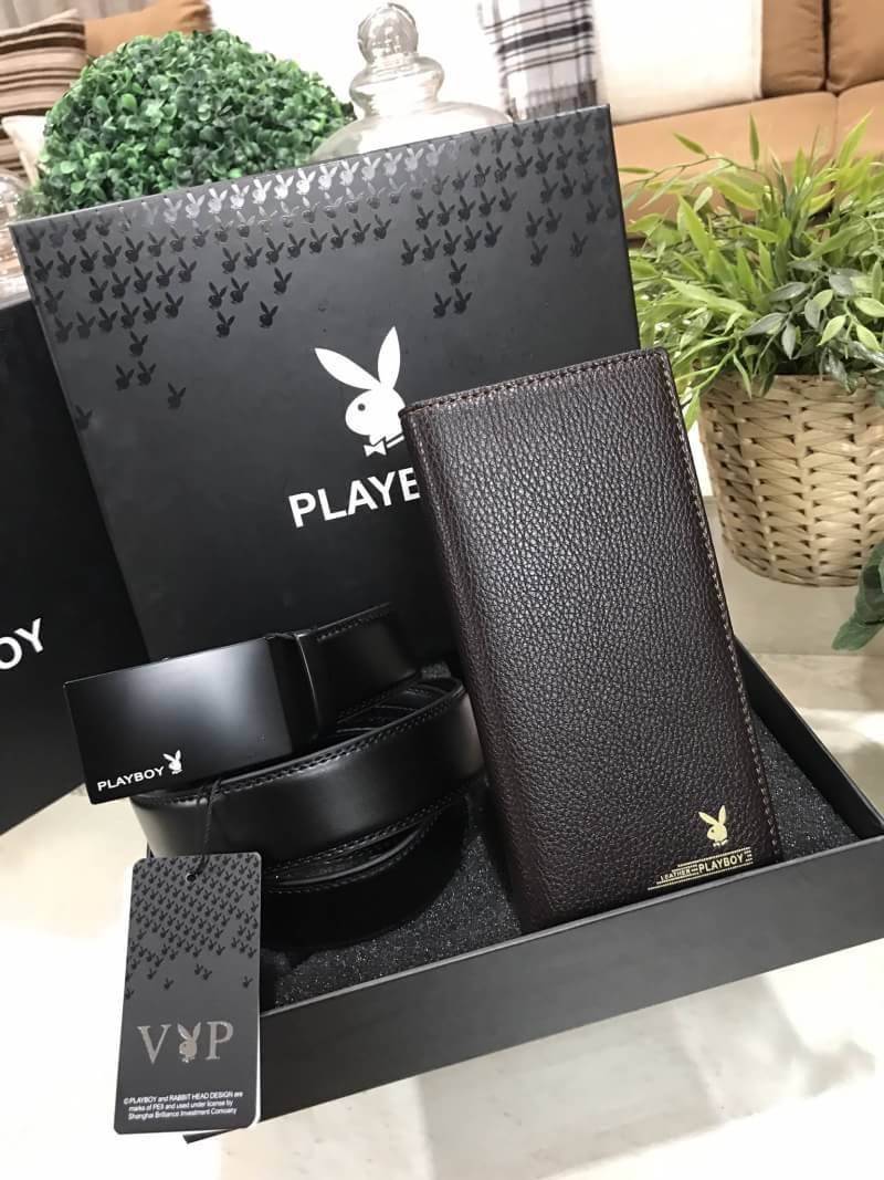 PLAYBOY LEATHER BELT & LONG WALLET VALUE PACK Limited Edition จาก Playboy เซทนี้สุดคุ้มค่ะได้ทั้งเข็มขัดและกระเป๋าสตางค์ใบยาวแบบใส่มือถือได้ มีช่องใส่รูป ช่องใส่บัตร ช่องใส่ธนบัตร แบงก์พัน ช่องซิปใส่เหรียญ แยกเป็นสัดส่วน พร้อมกล่องแบรนด์สามารถมอบเป็นของขว