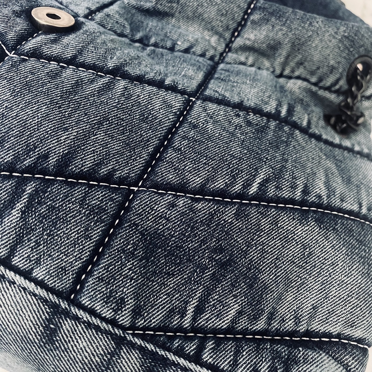 YSL Puffer denim shoulder bag กระเป๋าสะพายเดนิมฟอก สวยเท่ห์คลาสสิกลายเชฟล่อนเป็นเอกลักษณ์ รุ่นเดนิมยอดนิยม ทรงสวย ใช้ได้บ่อยไม่มีเบื่อ ดีไซน์เรียบหรู