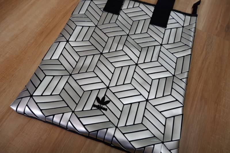 Adidas Original Shopper 3D Tote Bag Trefoil Handbag . Classic Sports กระเป๋าถือหรือสะพาย ลาย graphic ทรง sport วัสดุ polyurethaneเนื้อ matte หนังนิ่ม น้ำหนักเบา เปิดปิดด้วยซิป ภายในกว้างโล่ง ใส่ A4, iPad และของใช้ได้เยอะ Unisex ใช้ได้ทั้ง ช ญ ค่ะ