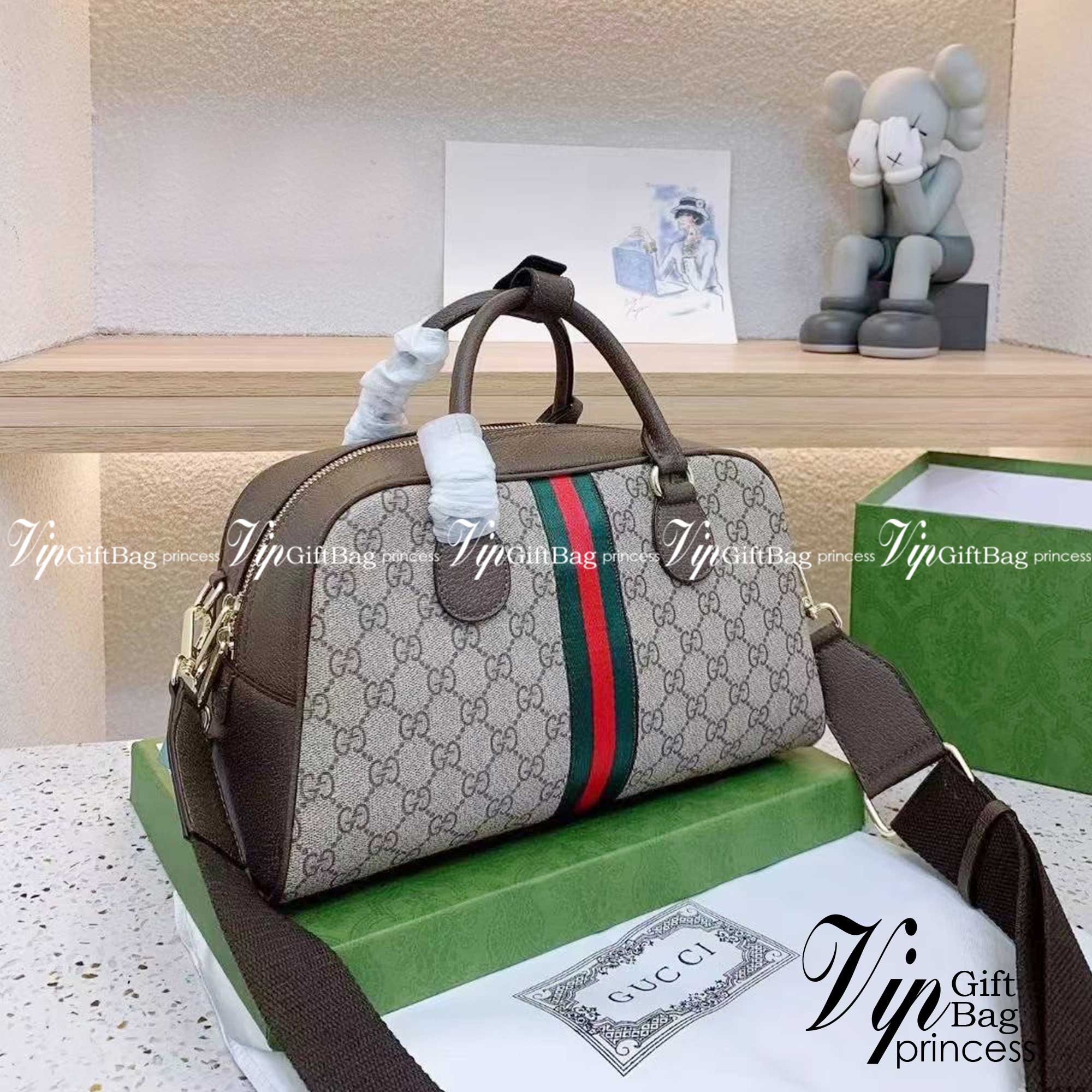 GUCCI Ophidia medium GG top handle bag กระเป๋าสะพายใบกลาง จุของได้เยอะ สายถอดได้ งานปั้มทุกจุดสวยน่าใช้ โทนสีใช้งานง่ายเป็นเอกลักษณ์แบรนด์ แมตช์กับเสื้อผ้าได้ง่าย เสริมลุคสาวมั่นได้ลงตัว