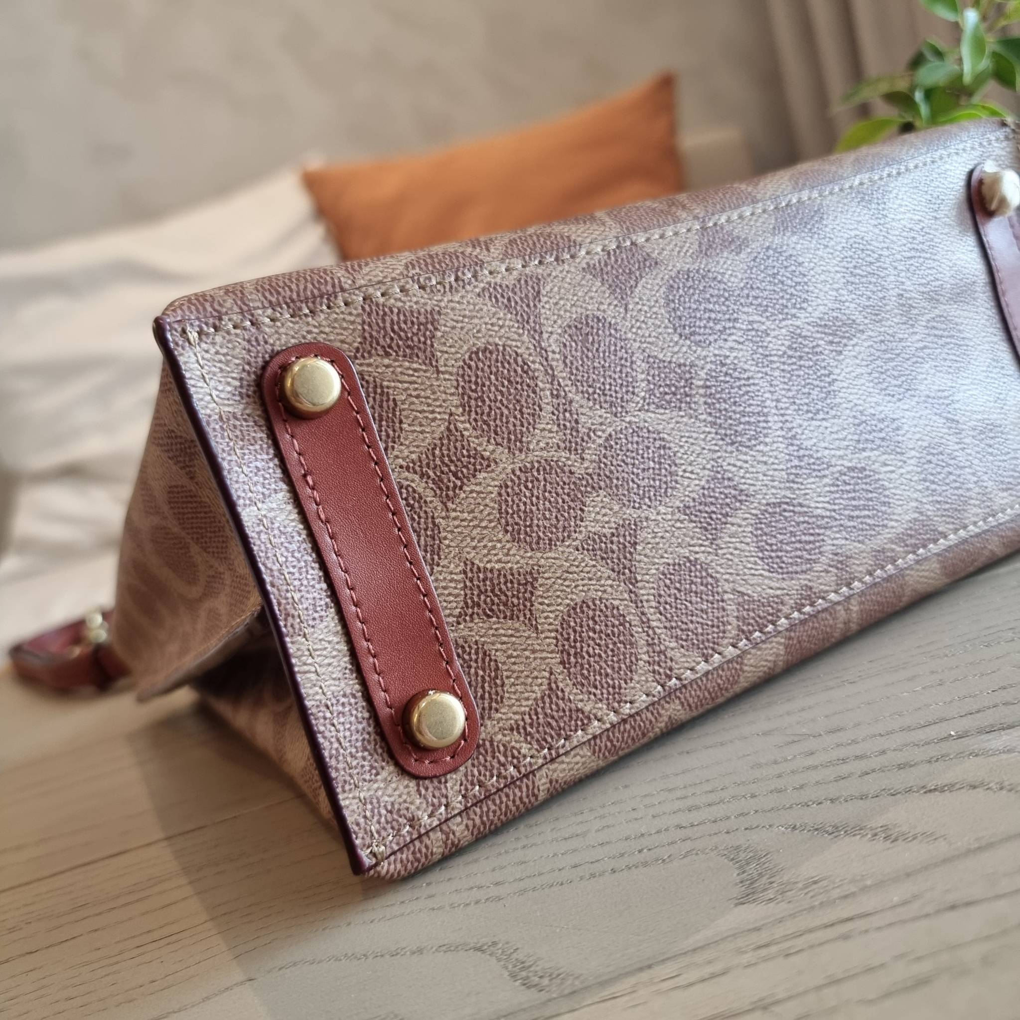 COACH C8562 WILLOW TOTE 24 IN SIGNATURE CANVAS น้องสาวลุคลูกคุณมาแล้วจ้า กระเป๋าถือ/สะพาย ดีไซน์สุดคลาสสิค ไอเท็มขายดีที่สุด ลงตัว เรียบหรู ใบจริงคือผู้ดี๊ผู้ดี ใช่ได้ทุกๆโอกาส วัสดุหนังแคนวาส ทนทาน เปิดปิดด้วยตัวบิดล็อค และอีกฝั่งเป็นกระดุมแม่เหล็ก ภายใน