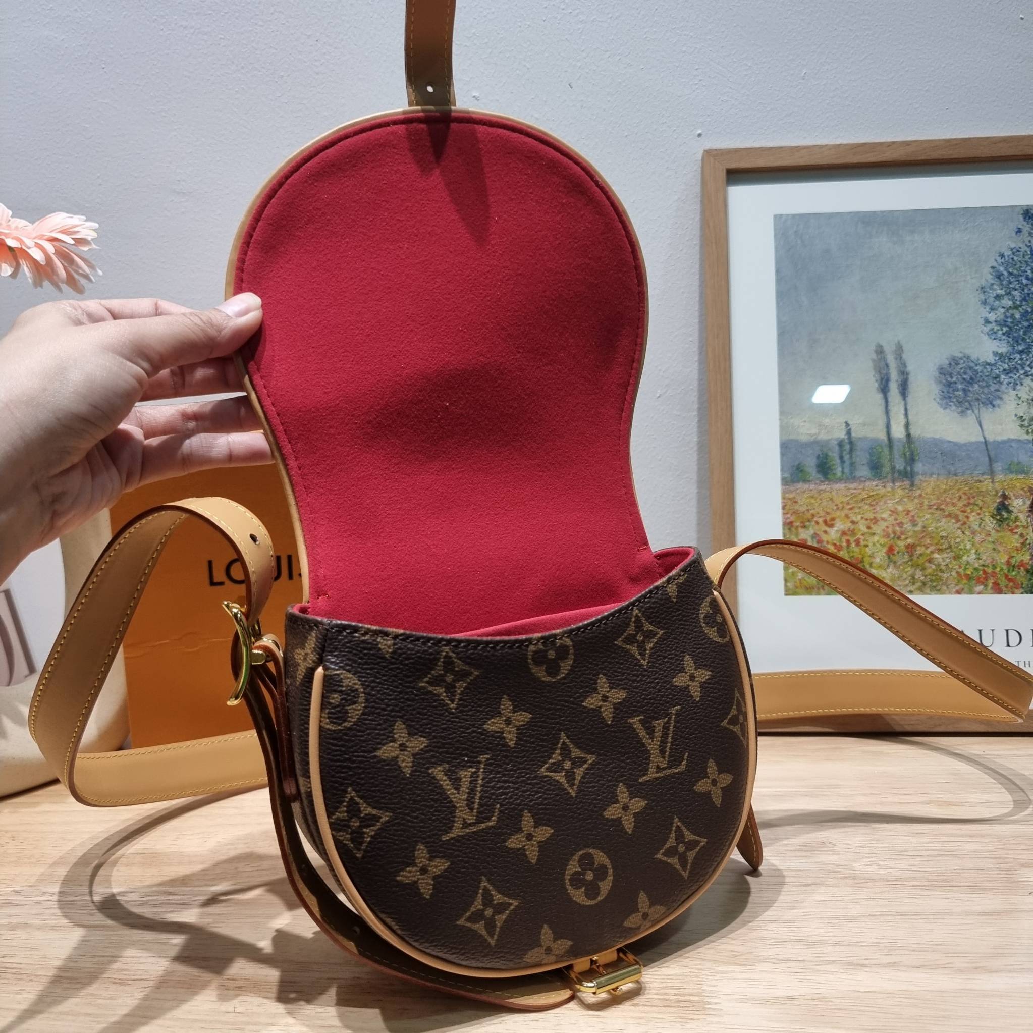 LV Tambourine Monogram Crossbody Bag รุ่นลิมิเต็ดหายาก กับกระเป๋าสะพายทรงสวย ดีไซน์คลาสสิค วัสดุหนังแคนวาสตัดสลับหนังแท้ เปิด-ปิดกระเป๋าด้วยอะไหล่สายคาด สายสะพายในตัว ปรับได้ หรือซ่อนสายและถือเป็น clutch ออกงานก็ได้ ดูแพงมากๆ ภายในเป็นช่องโล่ง ใส่ของจุกจุ
