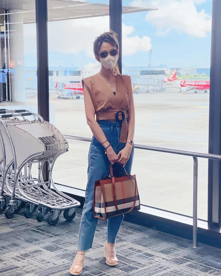 BURBERRY TOTE VINTAGE BAG / Burberry Crossbody Bag กระเป๋าสะพายทรงโท้ทลายวินเทจ สวยคลาสสิก จุของได้เยอะมาก มาพร้อมใบเล็ก รุ่น unisex ใช้ได้ทั้งชาย/หญิง โทนสีใช้งานง่าย หลายโอกาส วัสดุหนังและ Canvas อย่างดี สวยอยู่ทรง ภายในโล่งกว้าง ไอเท็มแนะนำ Must Have! 