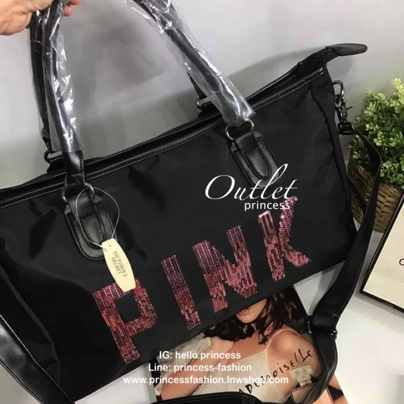 Victorias Secret PINK กระเป๋าสไตล์กระเป๋าเดินทาง หรือสะพายไปเล่นฟิตเนส ด้านหน้าจะมีตัวอักษร PINK เลื่อมสีชมพู เปิดปิดด้วยซิป ภายในมีช่องใหญ่ จุของได้เยอะ มีช่องใส่โทรศัพท์หรือของจุกจิก สามารถใส่เสื้อผ้าได้หลายชุด สายสะพายปรับระดับได้ และมีที่วางบ่าให้ด้วย