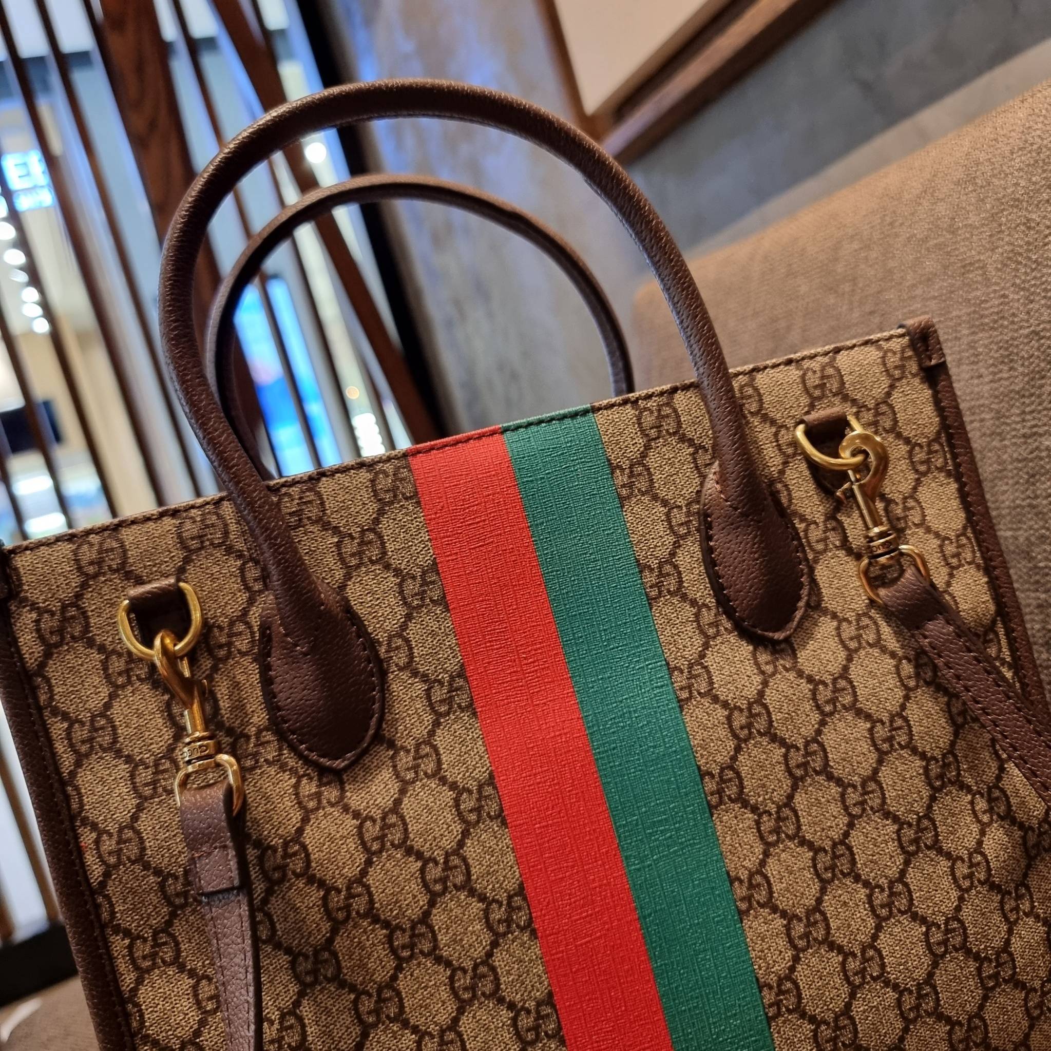 GUCCI Tiger GG small tote ใบใหญ่ ร้อนแรงไฟลุก!! ต้อนรับปีเสืออย่างเป็นทางการ จัดให้แบบเลิศๆ กับกระเป๋าทรงโท้ท วีไอพีพรีเมี่ยมกิ๊ฟ ไซส์ใหญ่ โดดเด่นด้วยจัมโบ้ฟอนท์ สวยเอกลักษณ์ วัสดุหนังแคนวาส ภายในโล่งกว้างมาก ใส่ของแบบแน่นๆ จุๆไปได้เลย หมดห่วง!! และยังมีส
