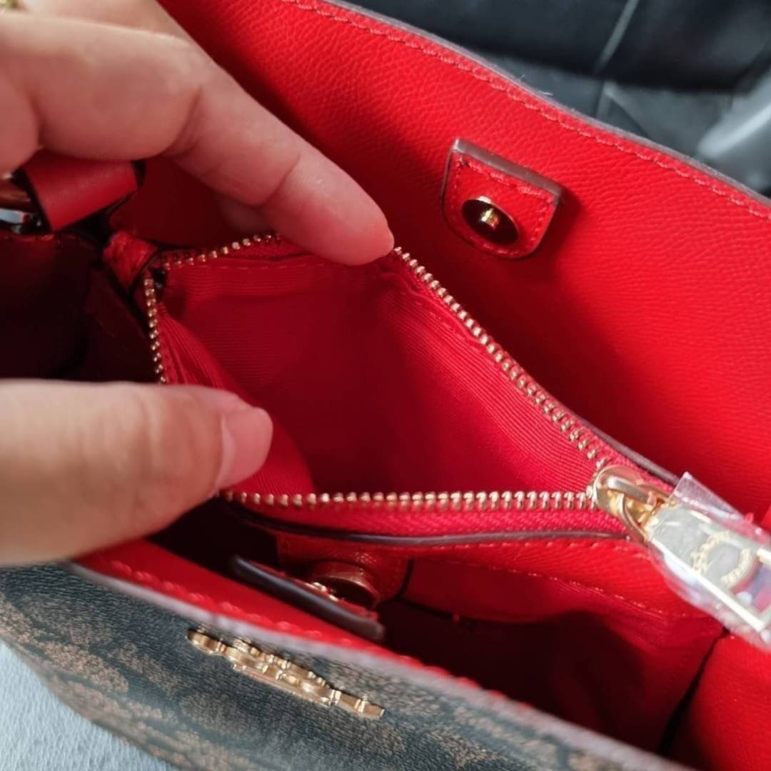 COACH 2312 SMALL TOWN BUCKET BAG IN SIGNATURE CANVAS รุ่นยอดนิยมใบเล็กมาครบสีแล้วจ้า กระเป๋าทรงบัคเก็ต สีผู้ดี๊ผู้ดี ตัวกระเป๋าดีไซน์คลาสสิคลายซี ดูโดดเด่น วัสดุหนังแคนวาสเคลือบลาย สวยคมทุกมุมจริงๆ!! เปิด-ปิดด้วยกระดุมแม่เหล็กทั้ง 2 ฝั่ง ภายในเป็นช่องโล่ง