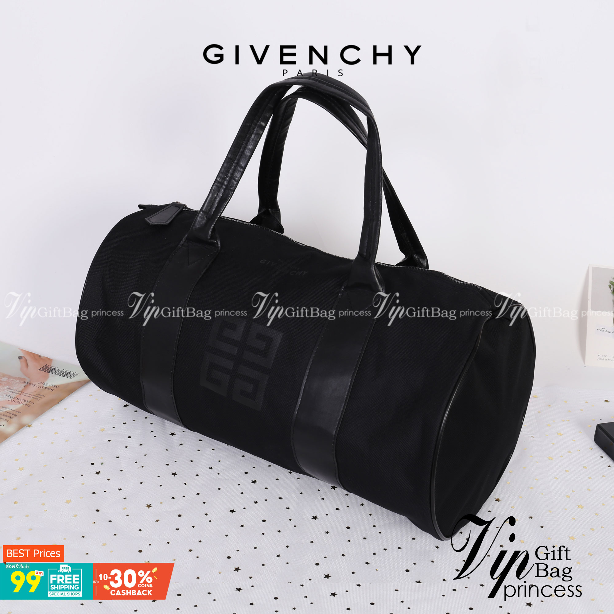 Givenchy Black Oxford Fabric Travel Bag สินค้าเป็นของใหม่ จากเค้าเตอร์เครื่องสำอาง/น้ำหอมของแบรนด์ กระเป๋าใบใหญ่สีดำ ทำจากผ้า Oxford สามารถกันน้ำได้ระดับนึง ด้านในบุด้วยผ้าซับสีดำอีกชั้น รุ่นนี้เป็นทรงกระบอก ตัวสายสะพายไหล่ทำจากหนัง แข็งแรงและทนทาน ใช้เป็