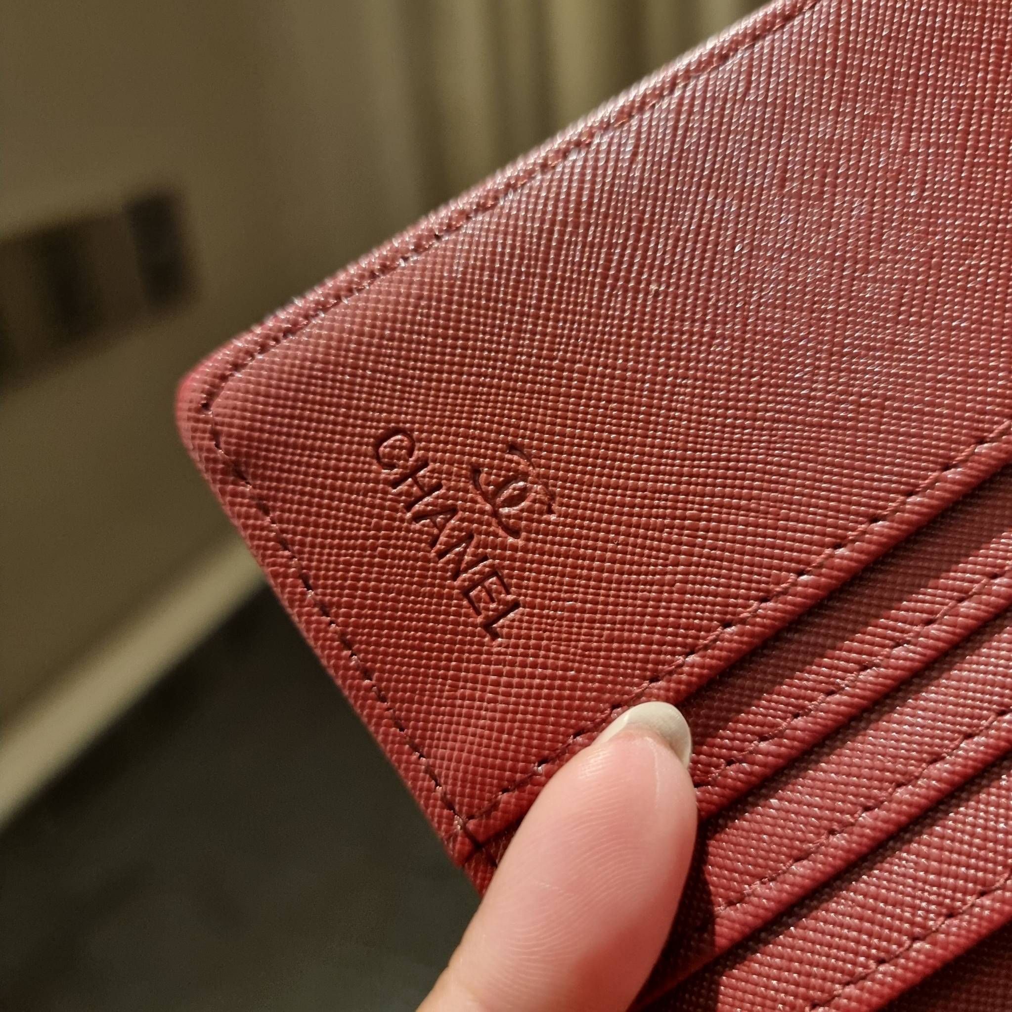 VIP 】มาแล้วจ้า!! รุ่นแนะนำ!! ฮิตติดใจสาวๆ!! กระเป๋าสตางค์ใบสั้นรุ่นฝาพับ จาก Chanel premium for gift เรียบหรู ดูไฮน์ วัสดุหนังสังเคราะห์ลายคาร์เวีย ด้านในเป็นหนังซาฟเฟียโน่ เปิด-ปิดด้วยกระดุมแม่เหล็ก ภายในกระเป๋ามีช่องใส่บัตร ใส่ธนบัตรได้ ดีไซน์เรียบหรูตา