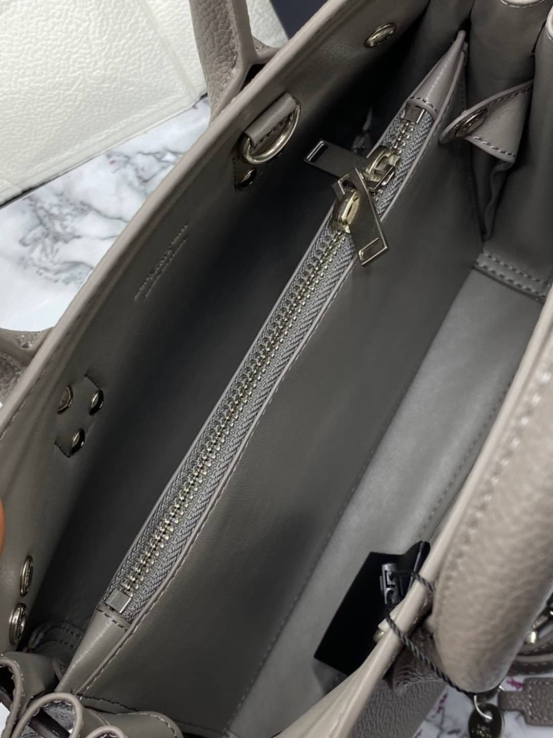 หนังแท้ Yves Saint Laurent Bag CLASSIC SAC DE JOUR BABY IN GRAINED LEATHER