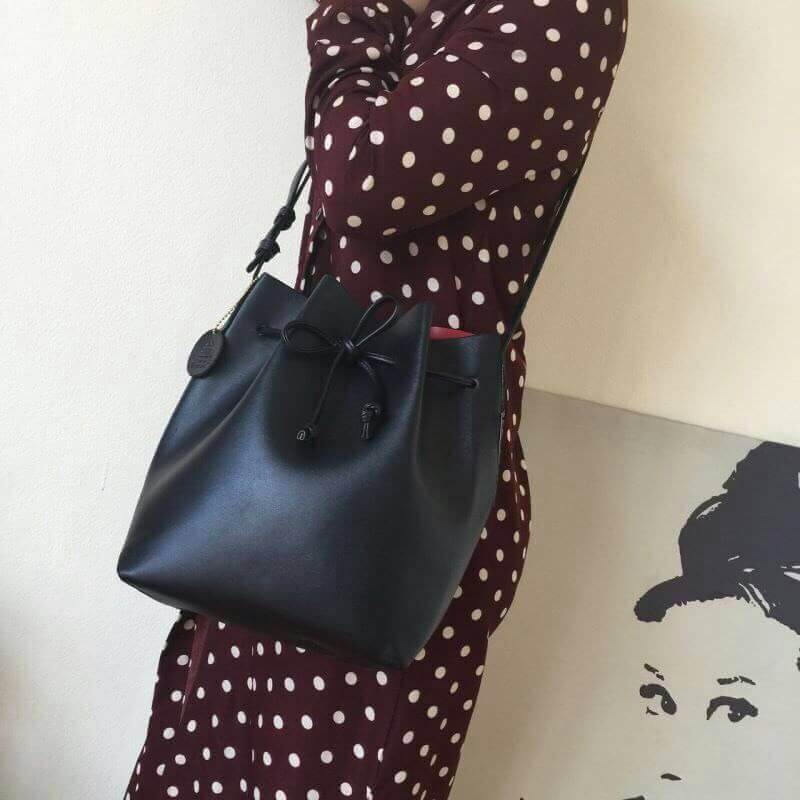 Bucket ทรงสวยจาก แบรนด์ KEEP มาคะ รุ่นนี้หนังเนื้อดี สวยมากคะ ด้านในสีแดง มีกระเป๋าซิป ด้านใน ถอดได้คะ รุ่นนี้ จุดเด่นที่ทรงสวย น้ำหนักเบา จุของได้เยอะมากคะ ใครที่ชอบทรงนี้ห้ามพลาดเลยคะ แนะนำ