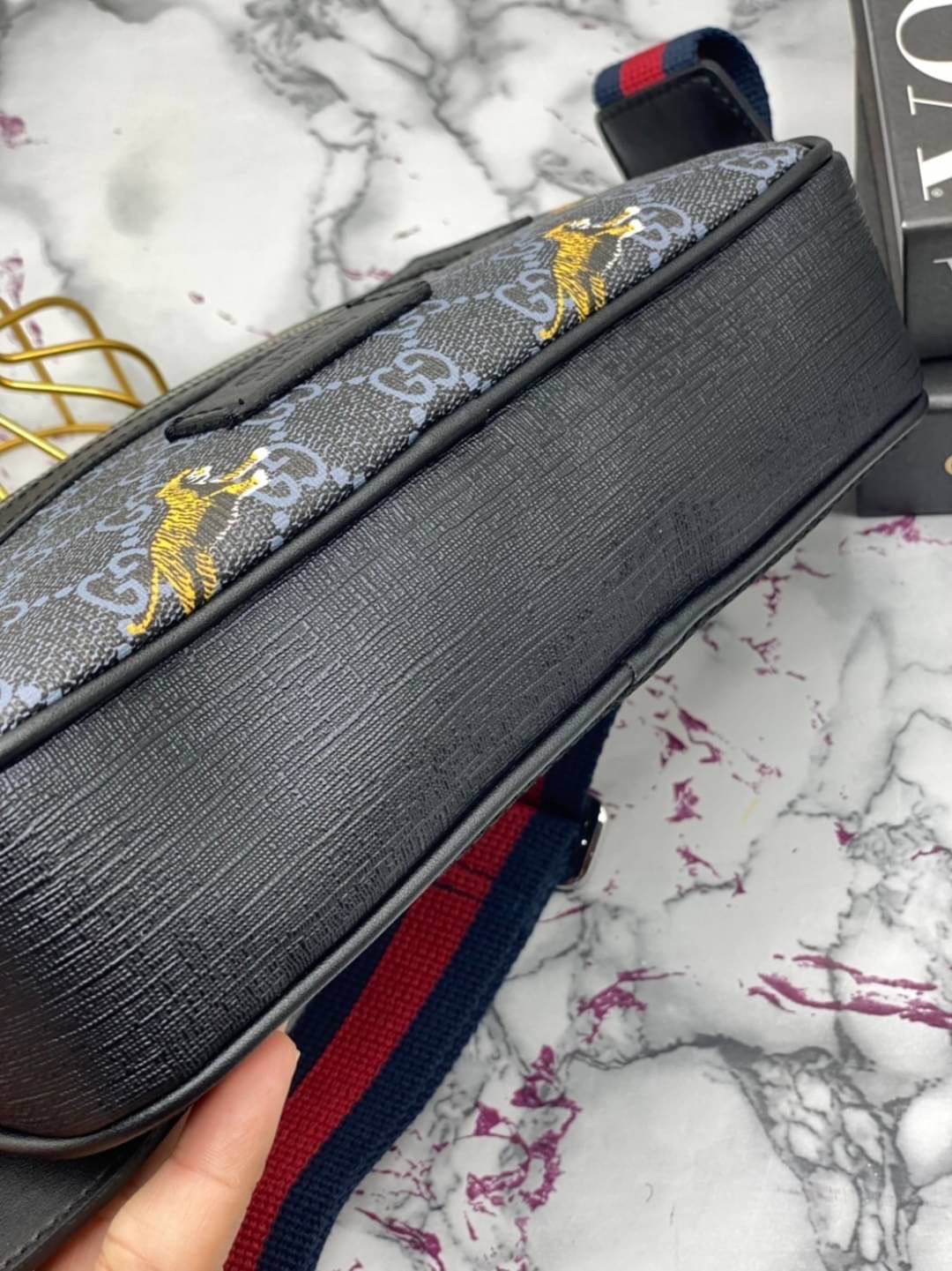 หนังแท้ GUCCI TIGER Belt Bag / GG Belt Bag / GG Supreme Belt Bag คอลเลคชั่นฉลองปีเสือ โดดเด่นด้วยลายพรินท์ ไม่เหมือนใคร ไอเท็มที่หนุ่มๆเรียกร้อง กระเป๋าคาดอก/คาดเอว สายสะพายปรับได้ สายสปอร์ต สายแคมป์ปิ้ง หรือจะสายไหน ใบนี้ตอบโจทย์ทุกลุค ง่ายๆเท่ๆ สุดคุ้ม!