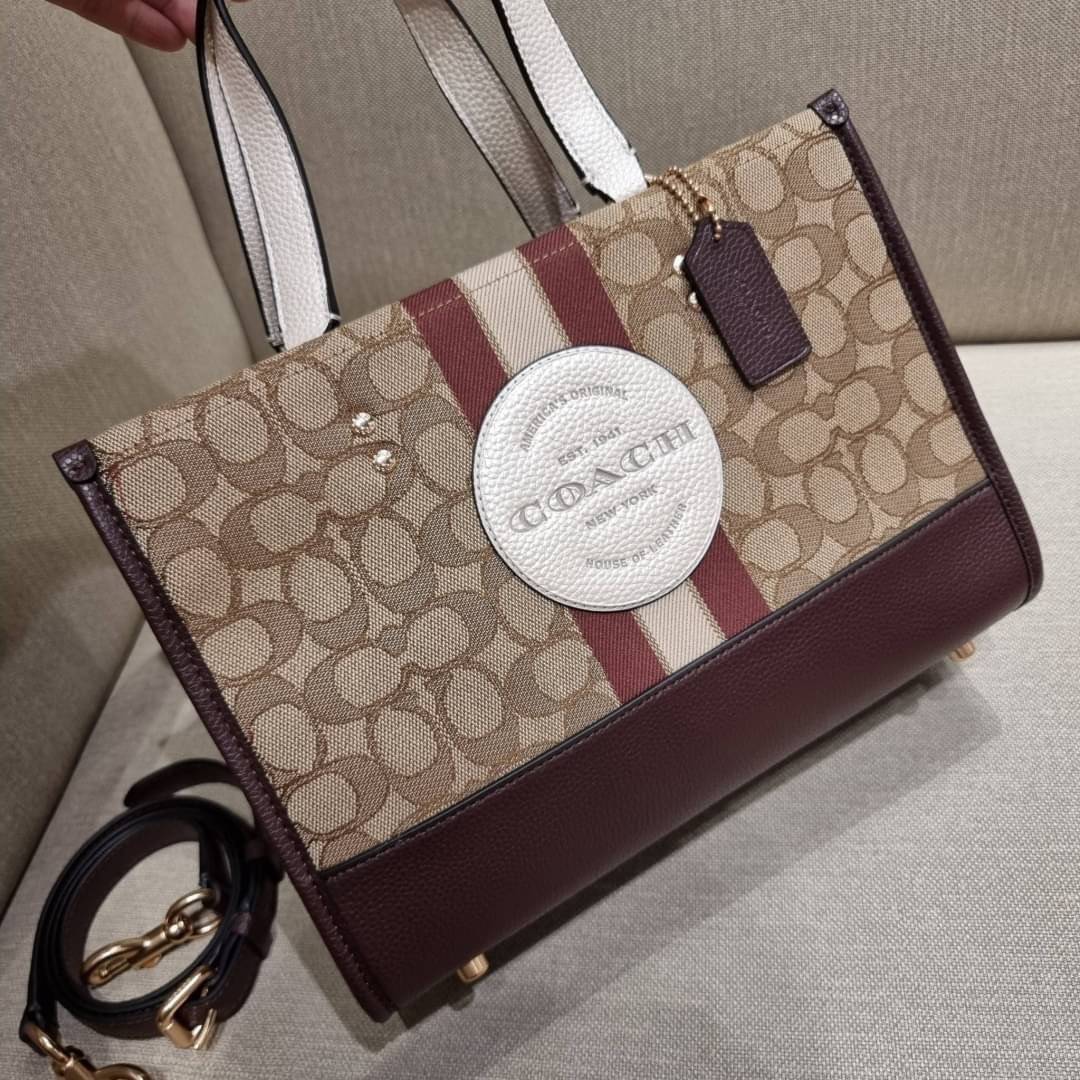 ใบใหญ่ COACH C8407 DEMPSEY CARRYALL IN SIGNATURE JACQUARD WITH STRIPE AND COACH PATCH ใบใหญ่ จุใจ คอลเลคชั่นใหม่ สีที่สาวๆรอคอย สวยคม ละมุนและมีความหรูในตัว กับกระเป๋าทรงโท้ท ไซส์ใหญ่ที่สามารถจุของได้แบบไม่ต้องกังวล ฟังก์ชั่นการใช้งานสะดวกที่สุด มีทั้งสาย