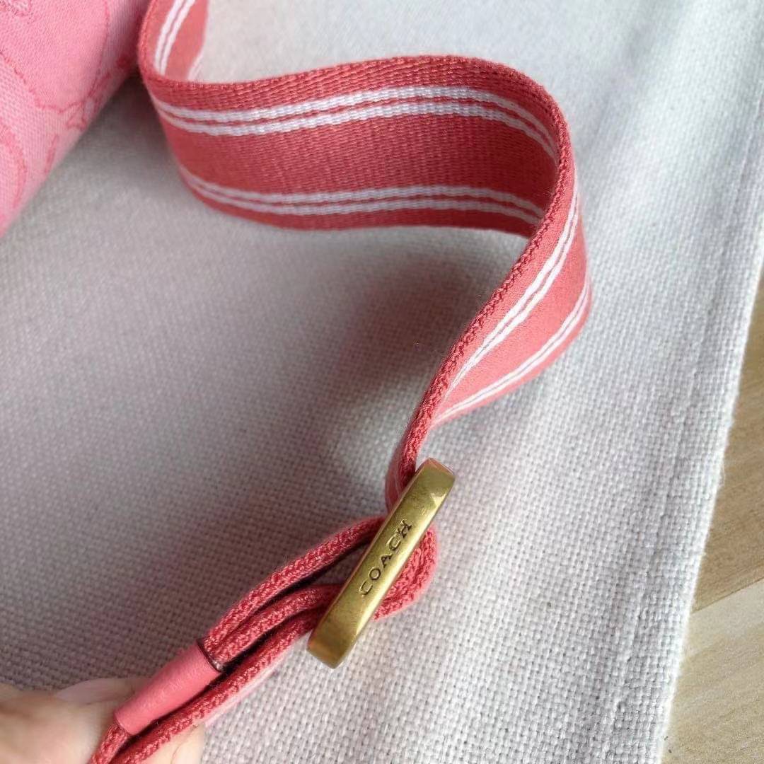 Coach Bape X Coach Tote 22 In Signature Jacquard กระเป๋าถือและครอสบอดี้โท้ทมินิไซส์ รุ่นใหม่สุดฮอต!! ใบจริงคือน่ารักม้ากกกก!! สวยอยู่ทรง มี 2 สี น่ารักน่าใช้ วัสดุหนังแคนวาส มาพร้อมหูจับในตัวและสายสะพายข้าง ถอดออกหิ้วเก๋ๆก็ได้ หรือสะพายถ่ายรูปชิคๆก็ดูดี ล