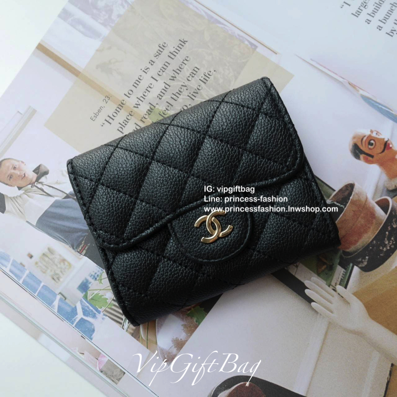 พร้อมส่งที่ไทยแล้วค่ะ♡♡ กับ กระเป๋าสตางค์แบบพับใบสั้น แนะนำรุ่นนี้คะ งานพรีเมี่ยมกิ้ฟท์จากเค้าเตอร์ต่างประเทศ **ทรงขายดี หนังสัมผัสลายด้าน จากแบรนด์ CHANEL (GWP) ด้านหน้ามีโลโก้แบรนด์ CC สีทองหรู **อะไหล่สีทองทั้งใบ เปิดปิดด้วยกระดุม ปั้มทอง